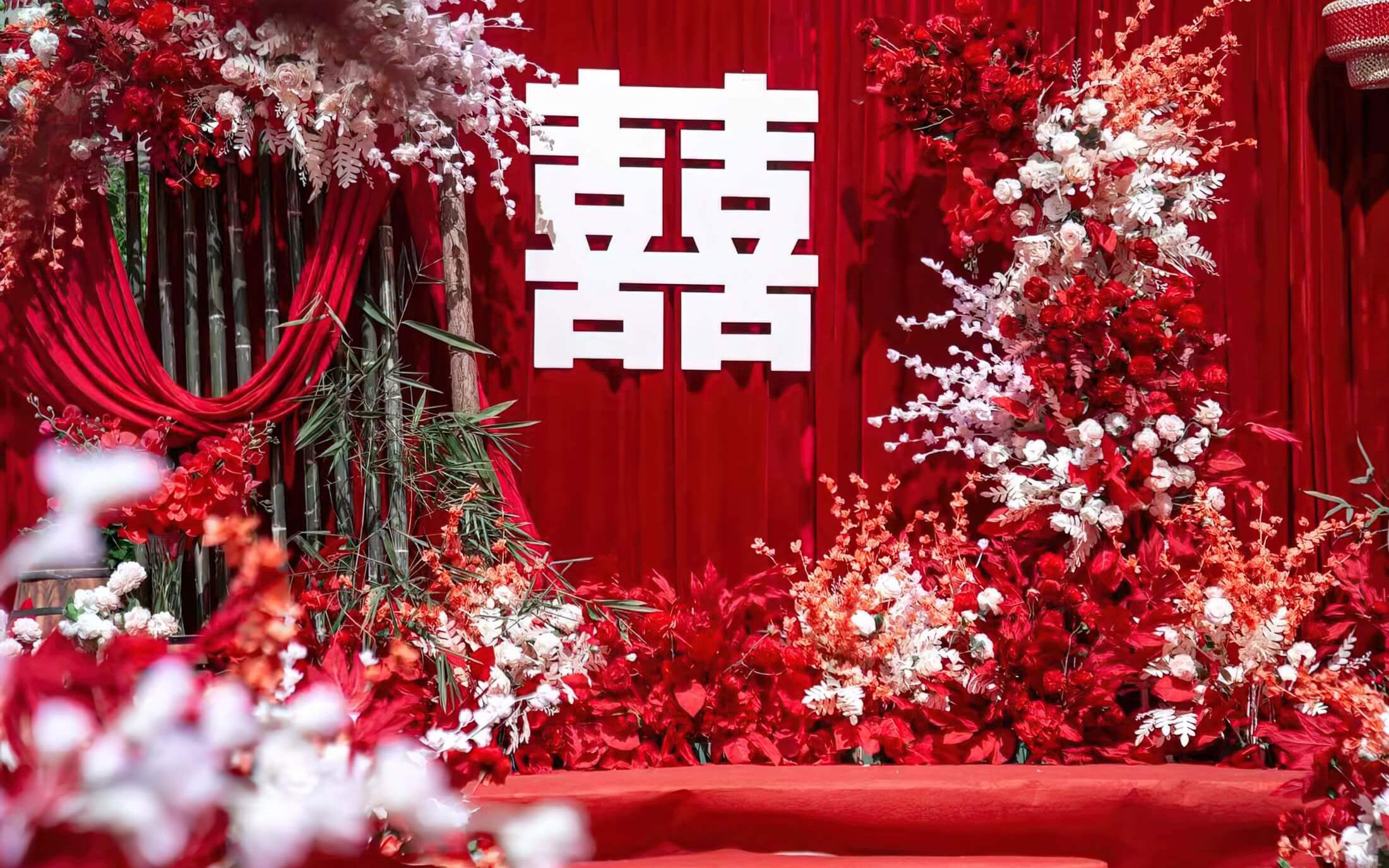 红色布幔庭院囍字婚礼