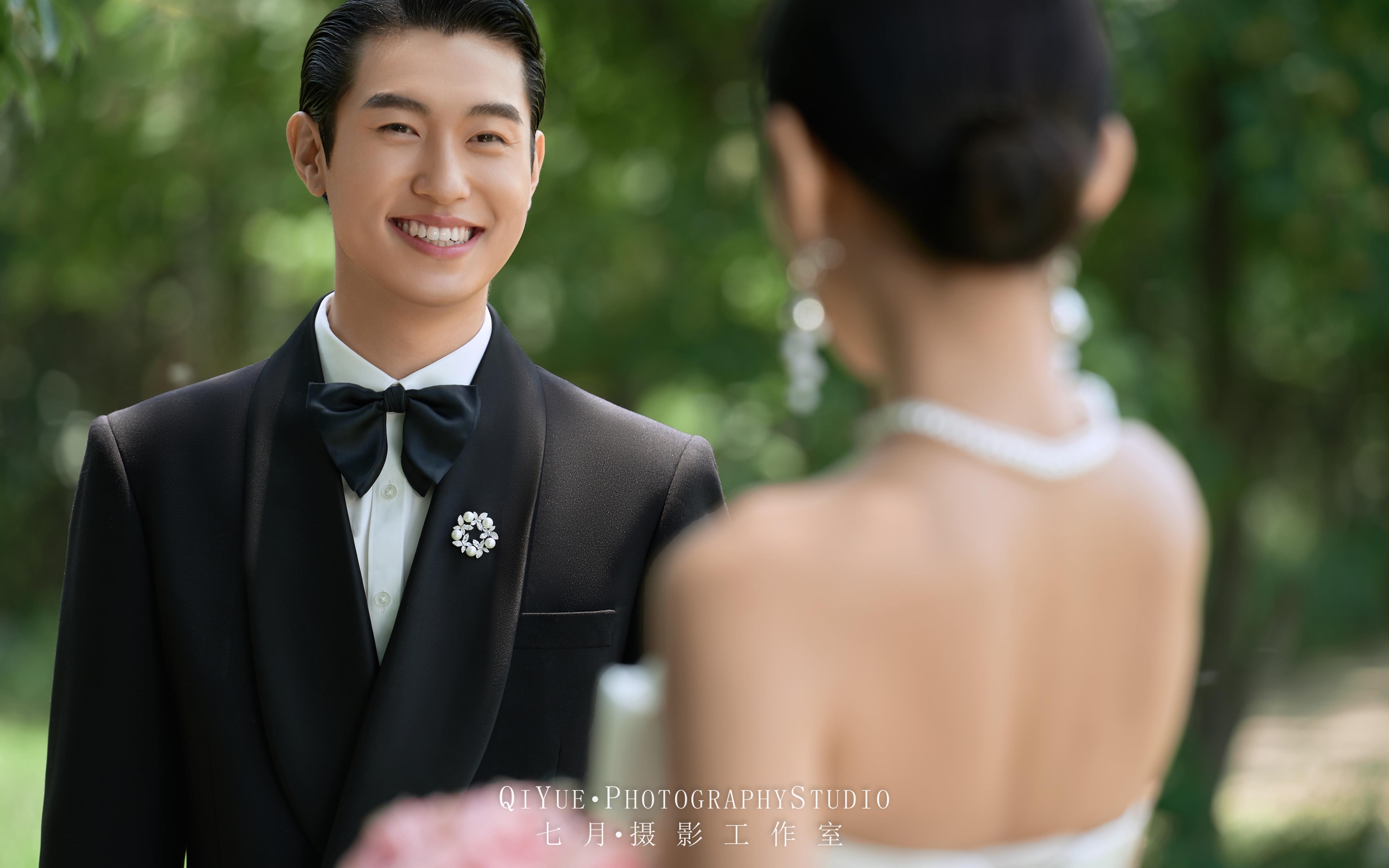 删繁就简的三行情诗： 白纱、黑西装、与 我们