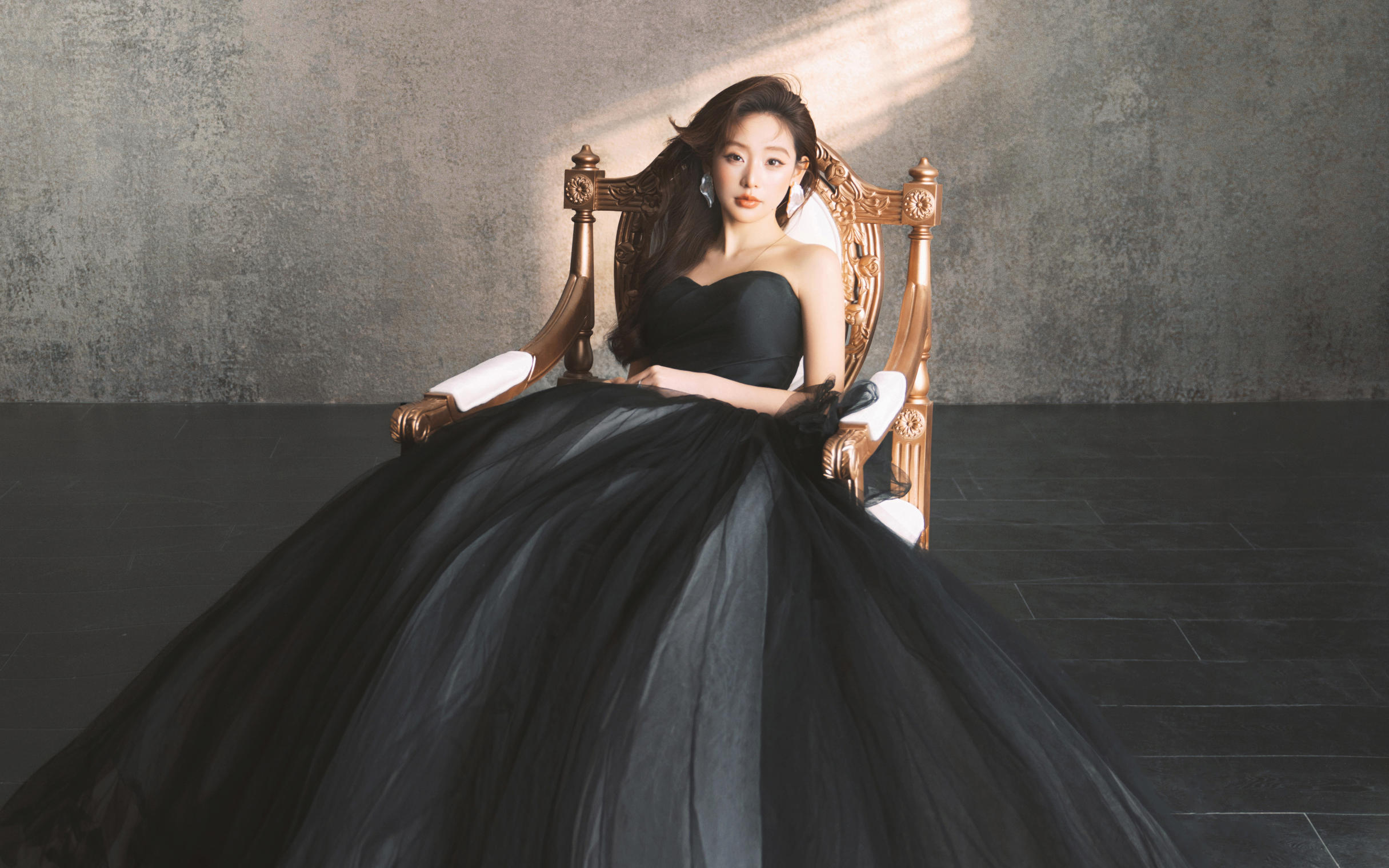 黑紗直接封神了！超顯貴的復(fù)古油畫婚紗照