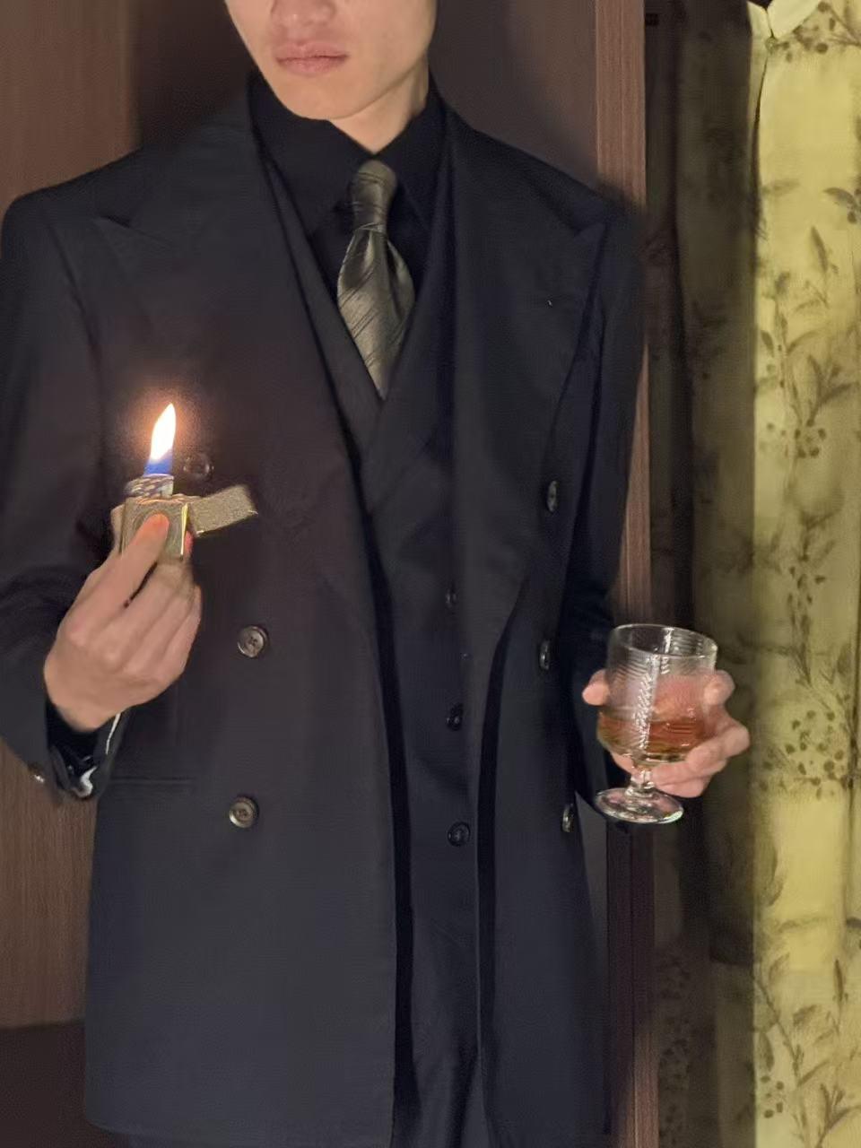 深灰色槍駁領(lǐng)雙排扣套裝