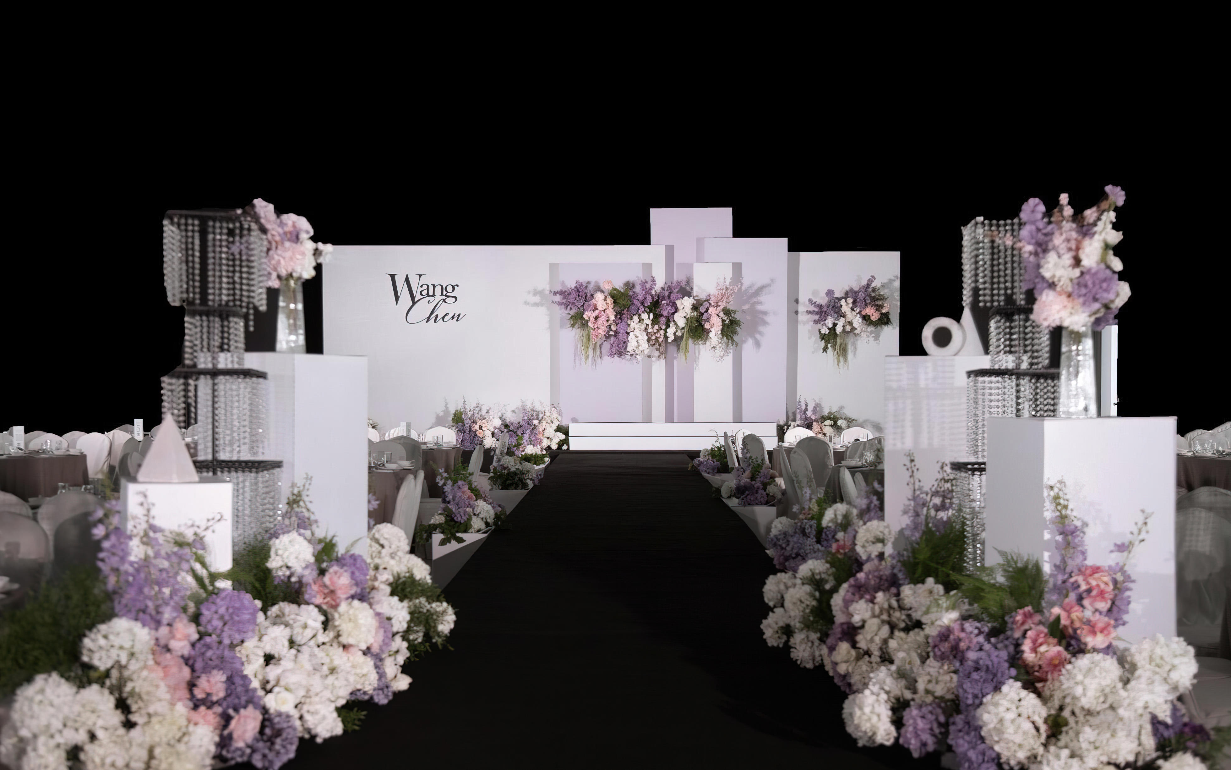 酒店婚禮現(xiàn)場：白紫主調，深邃黑背景