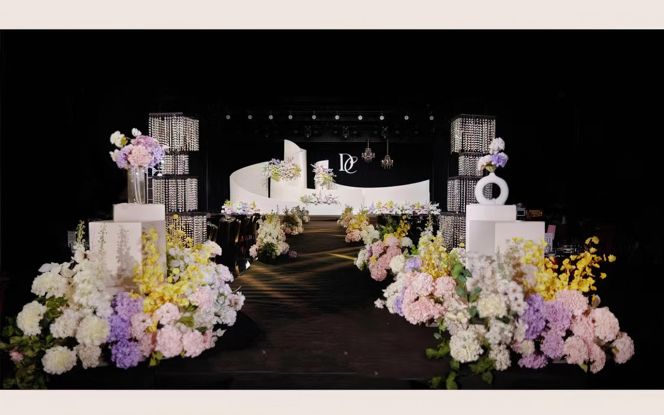 淡紫淺粉與奶白交織的柔美花束