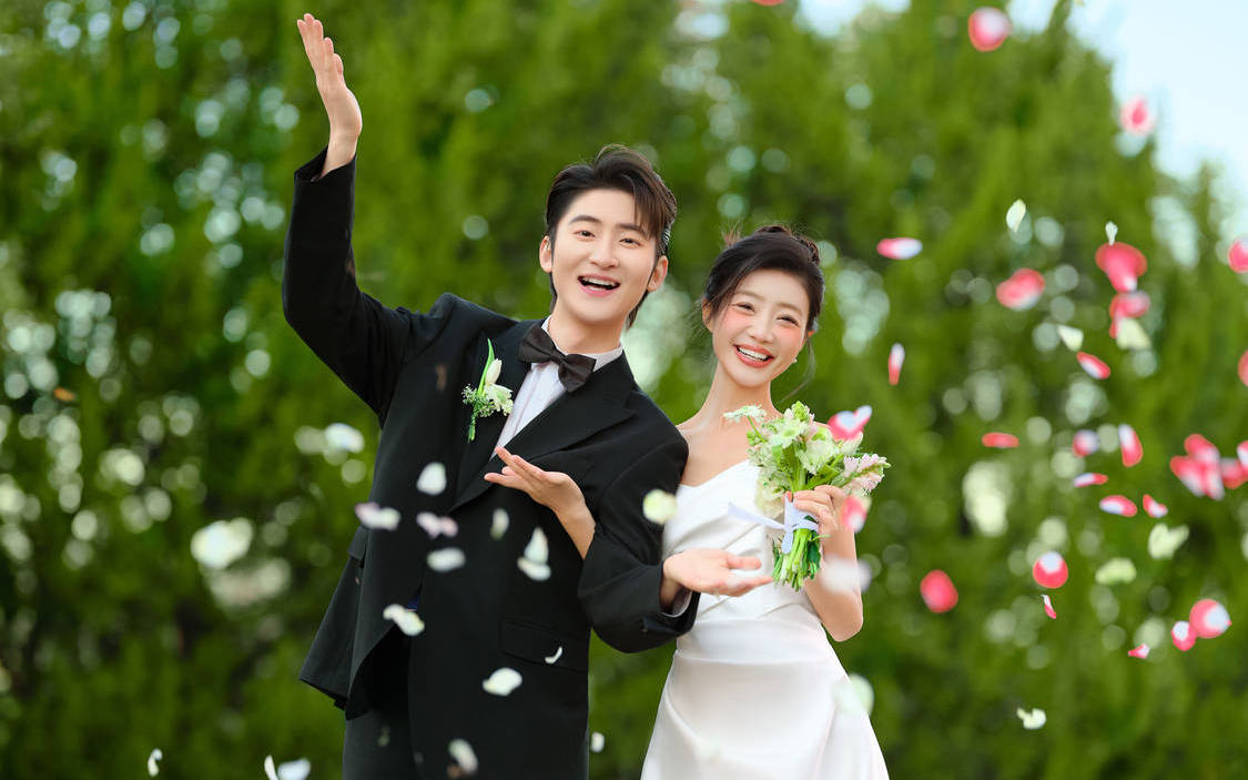 【W(wǎng)EIGE】生命力簡(jiǎn)直爆棚?草坪婚紗照