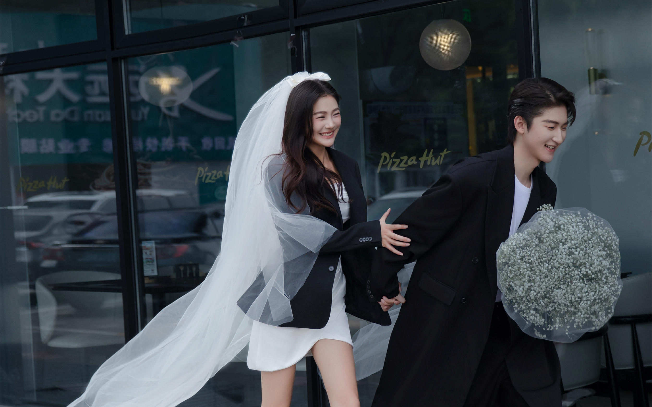 这也太酷了吧！无法拒绝的杂志风街拍婚纱照
