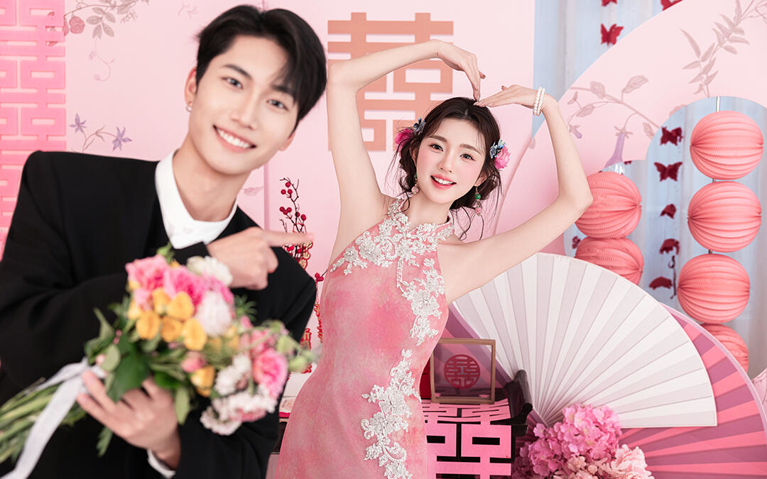 粉色预制订婚照