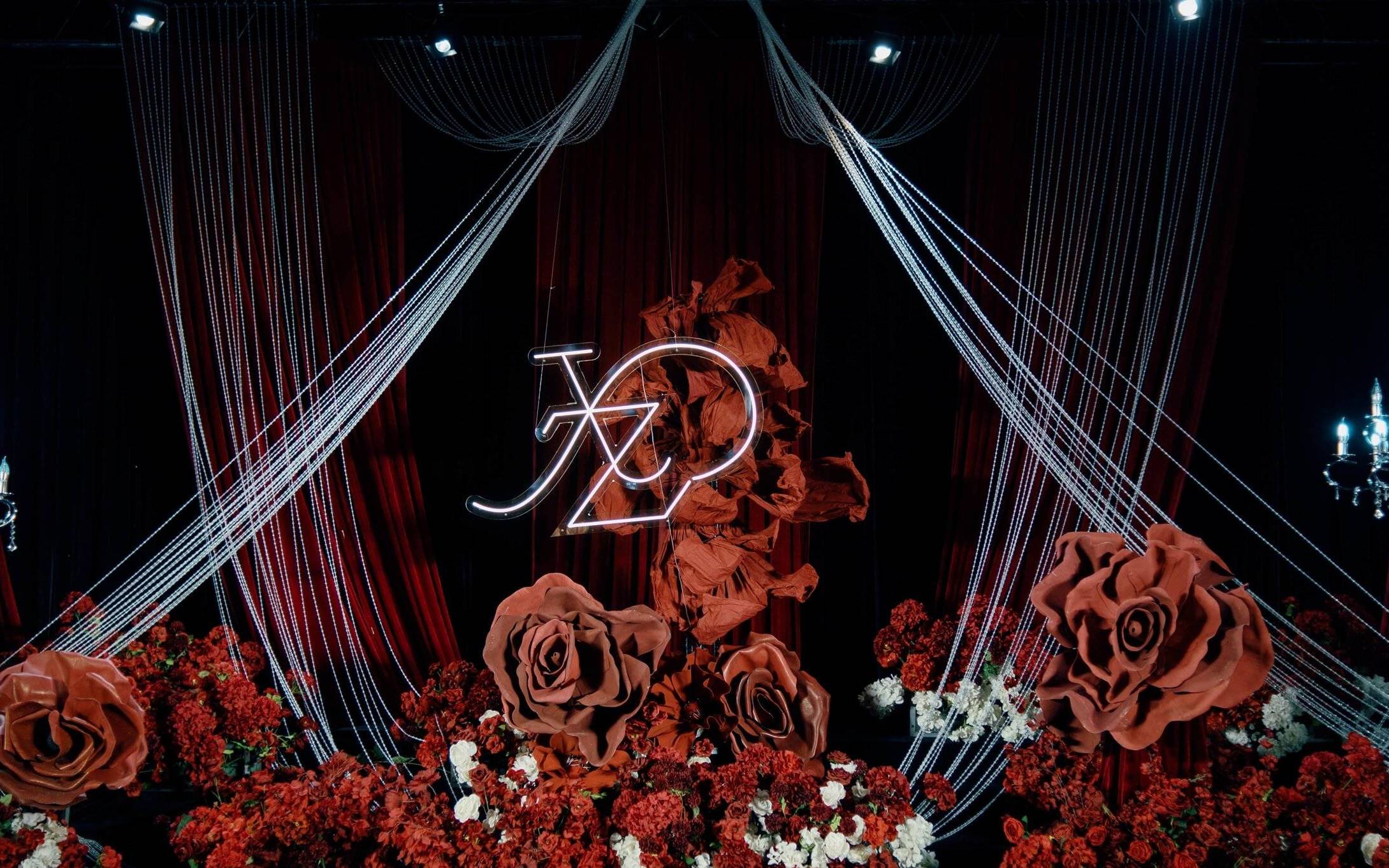 紅色布幔紙花復(fù)古婚禮