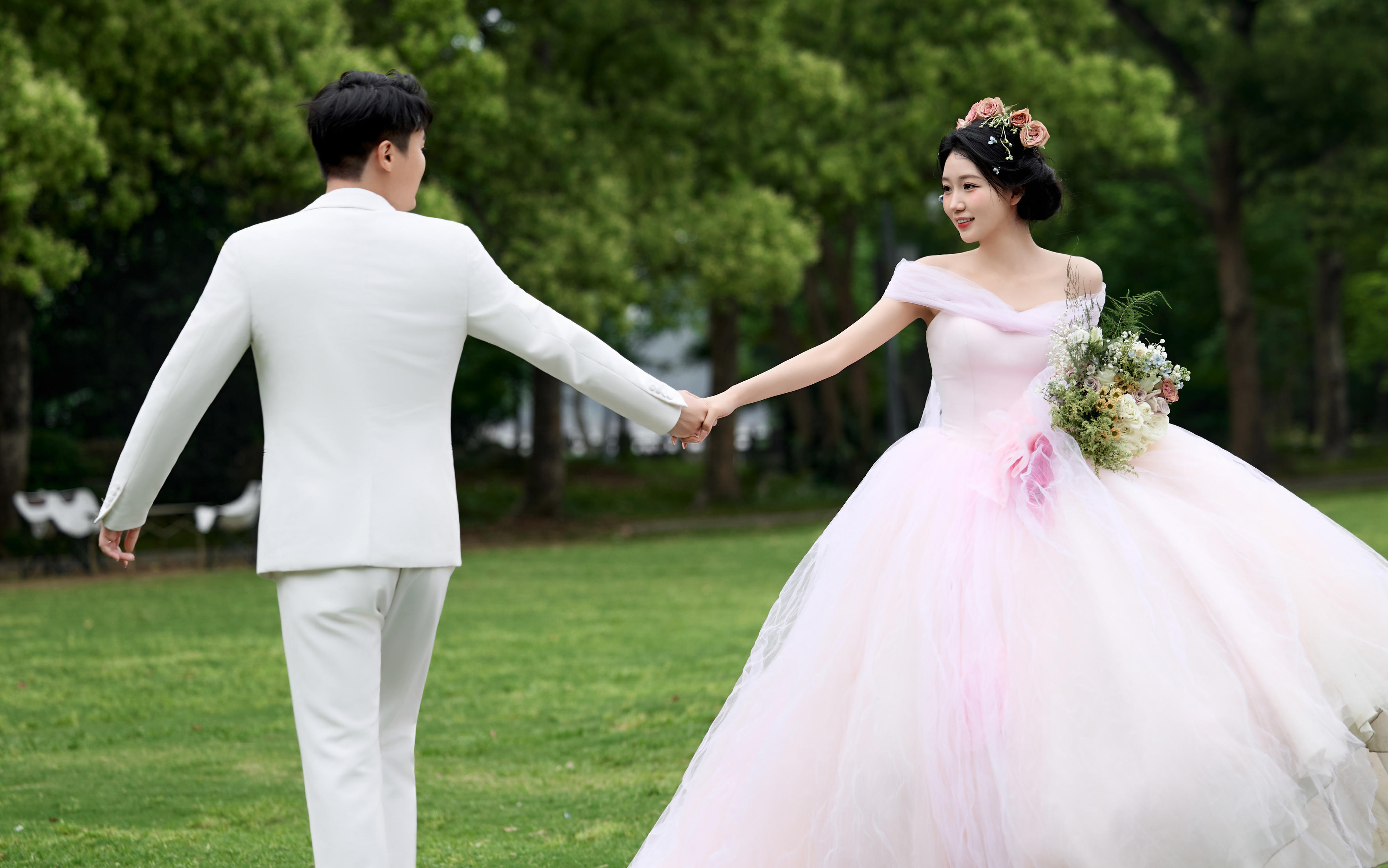 【客片欣赏】被粉纱温柔击中的浪漫💘草坪婚纱照