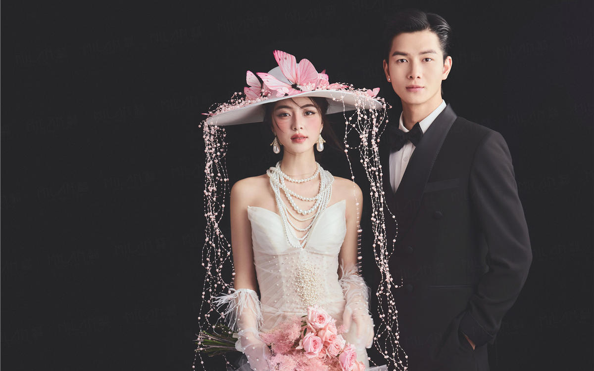 頭紗輕垂，粉霧朦朧，復(fù)古的溫柔藏在每一縷紗里