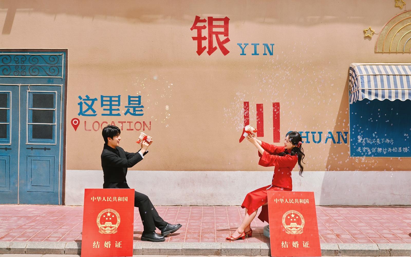 🎈喜嫁风街拍婚纱照，复古中国红太绝了！