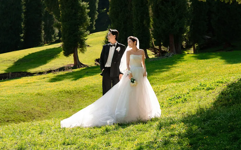 草坪婚纱照｜山风卷着树影，把爱意揉进森系浪漫