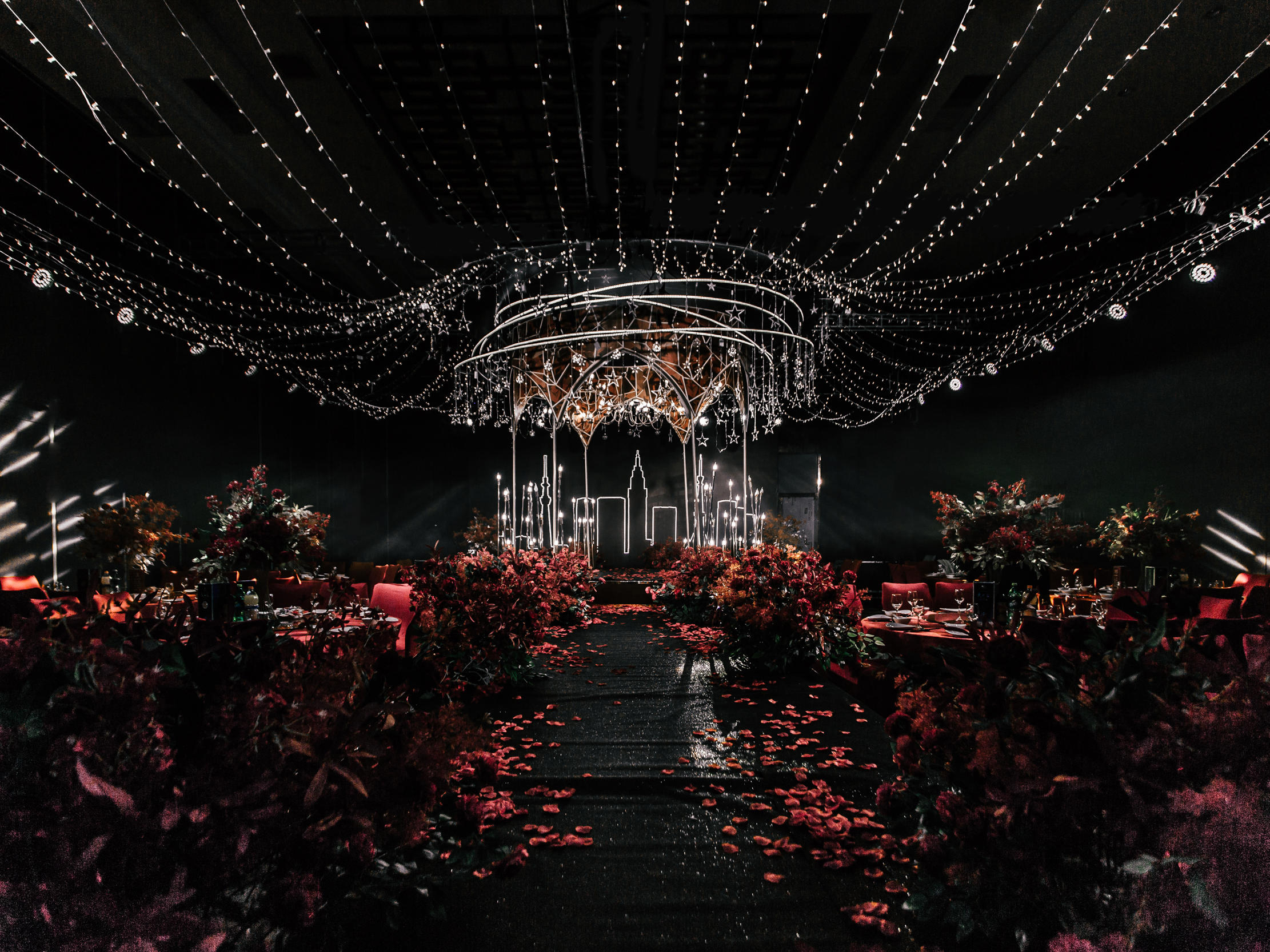 红黑色复古婚礼大气串灯设计