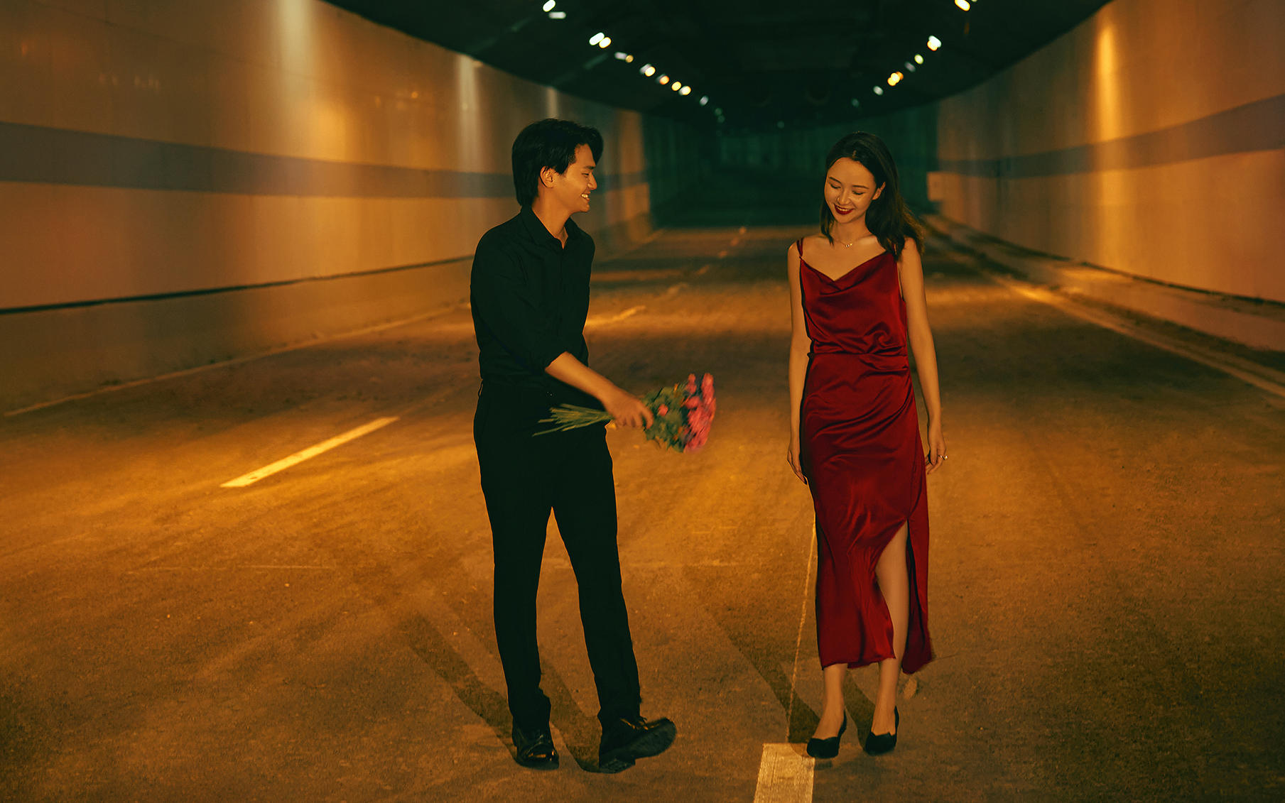 火爆全网的隧道婚纱照, 拍出王家卫港风电影感