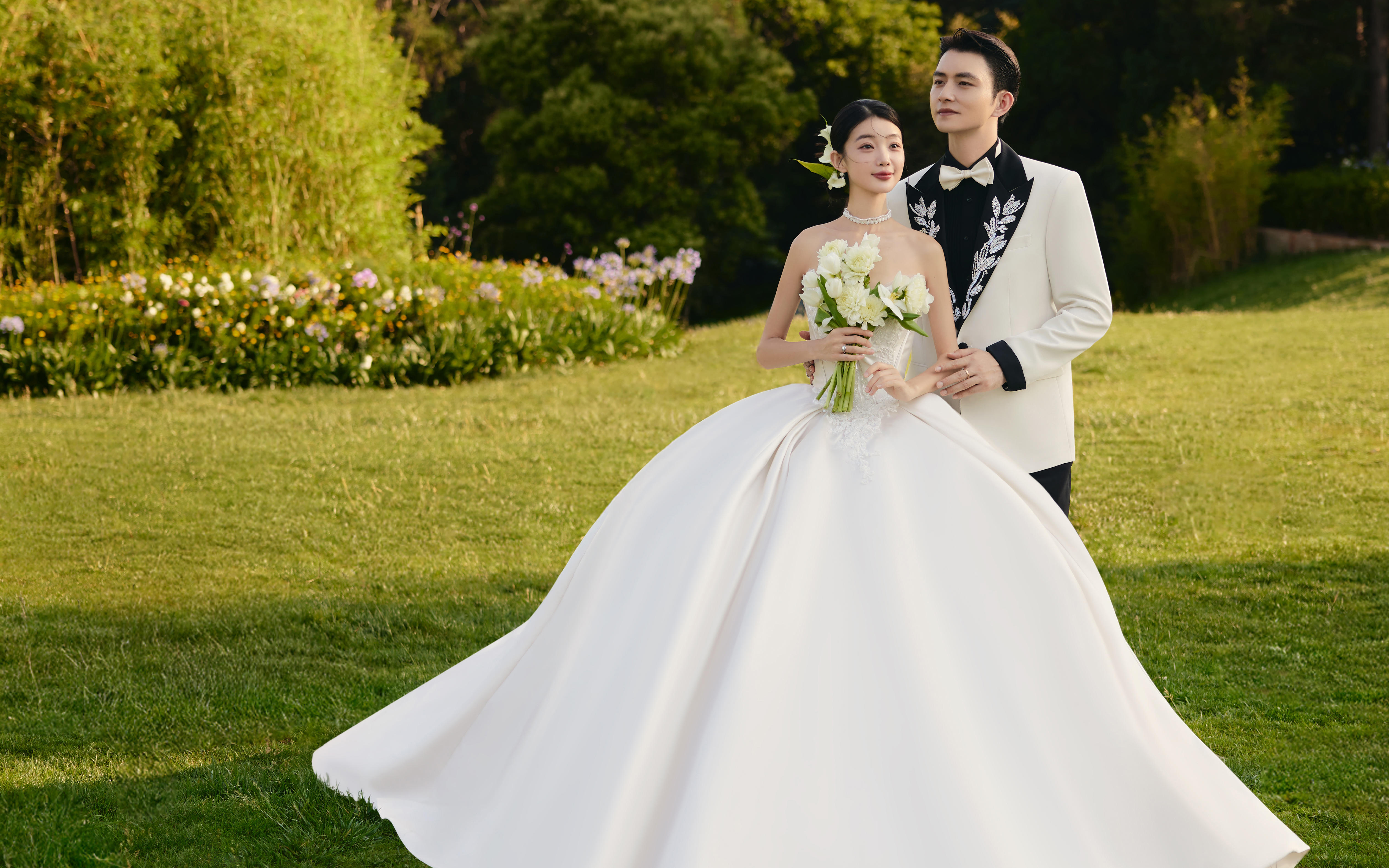 趁绿意还没溜走🍃去拍组超韩的草坪婚纱照吧