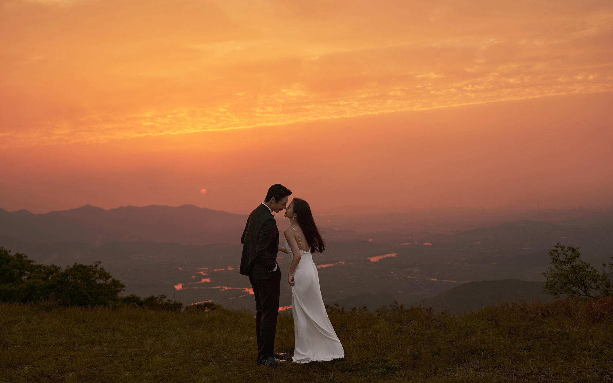 山顶夕阳婚纱照太美了