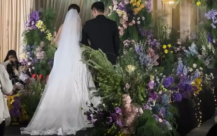 婚礼进行曲响起，仪式感扑面而来