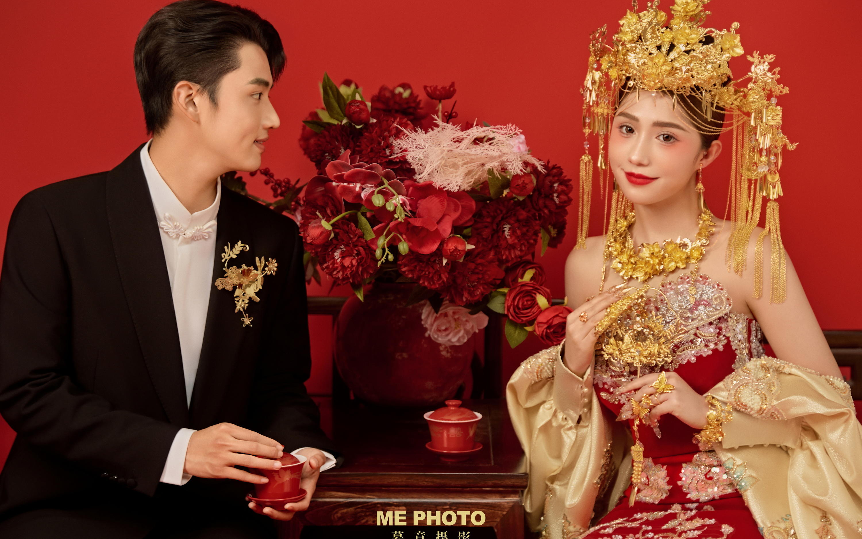黄金凤冠霞帔婚纱照