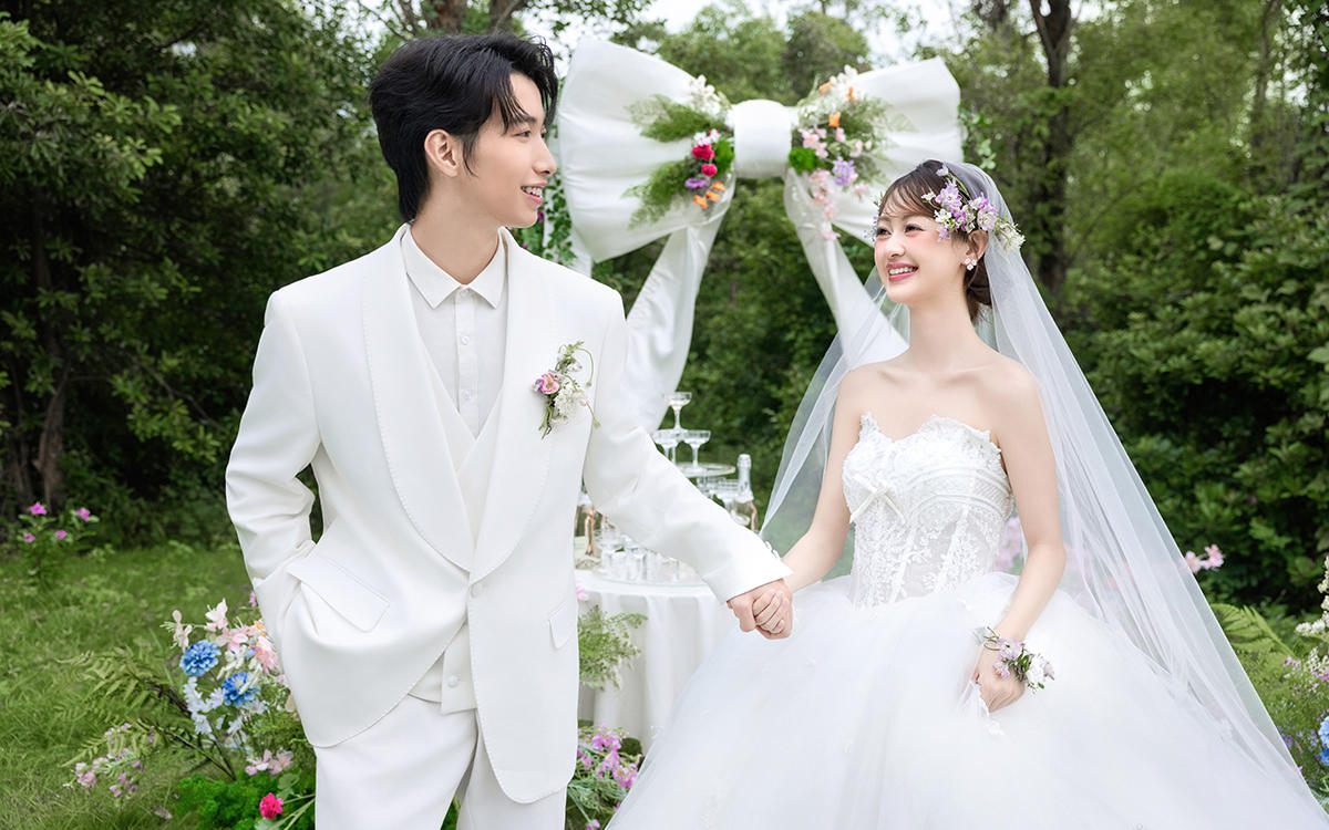 飞沙滩巨型蝴蝶森系草坪婚纱照