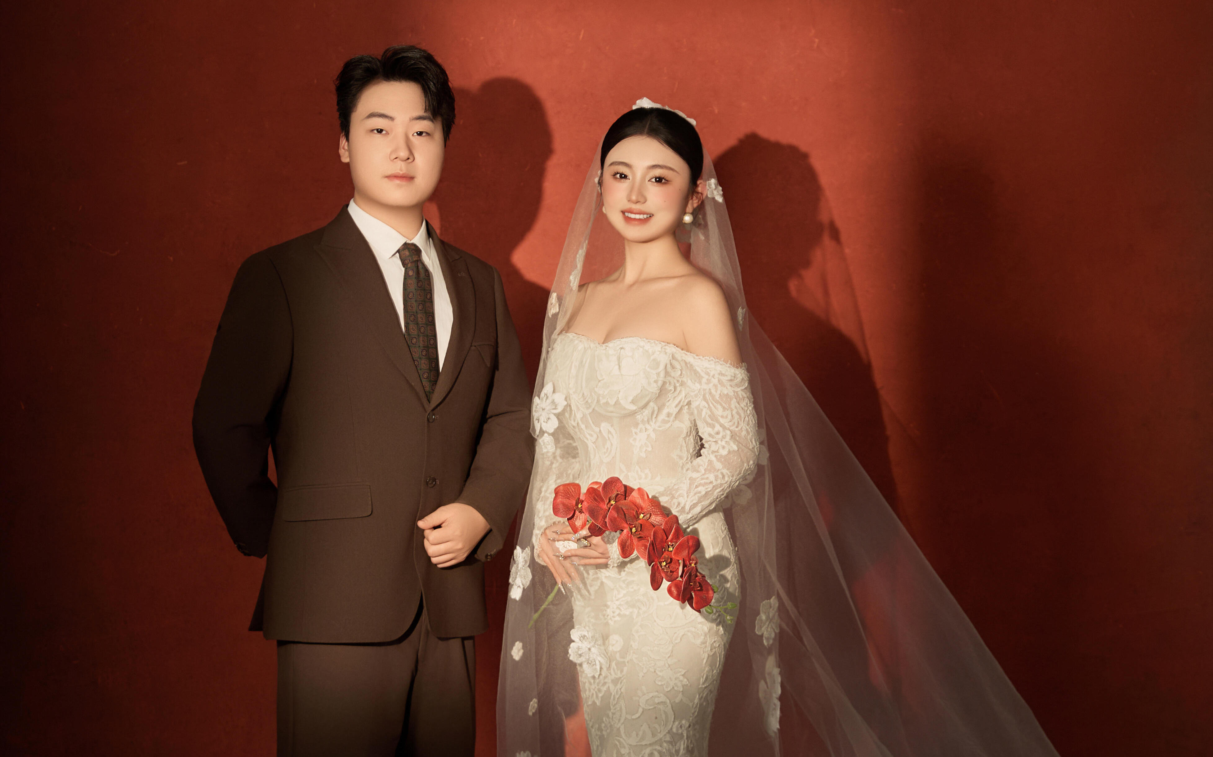 太愛了紅底復(fù)古婚紗照，親朋好友直夸好看