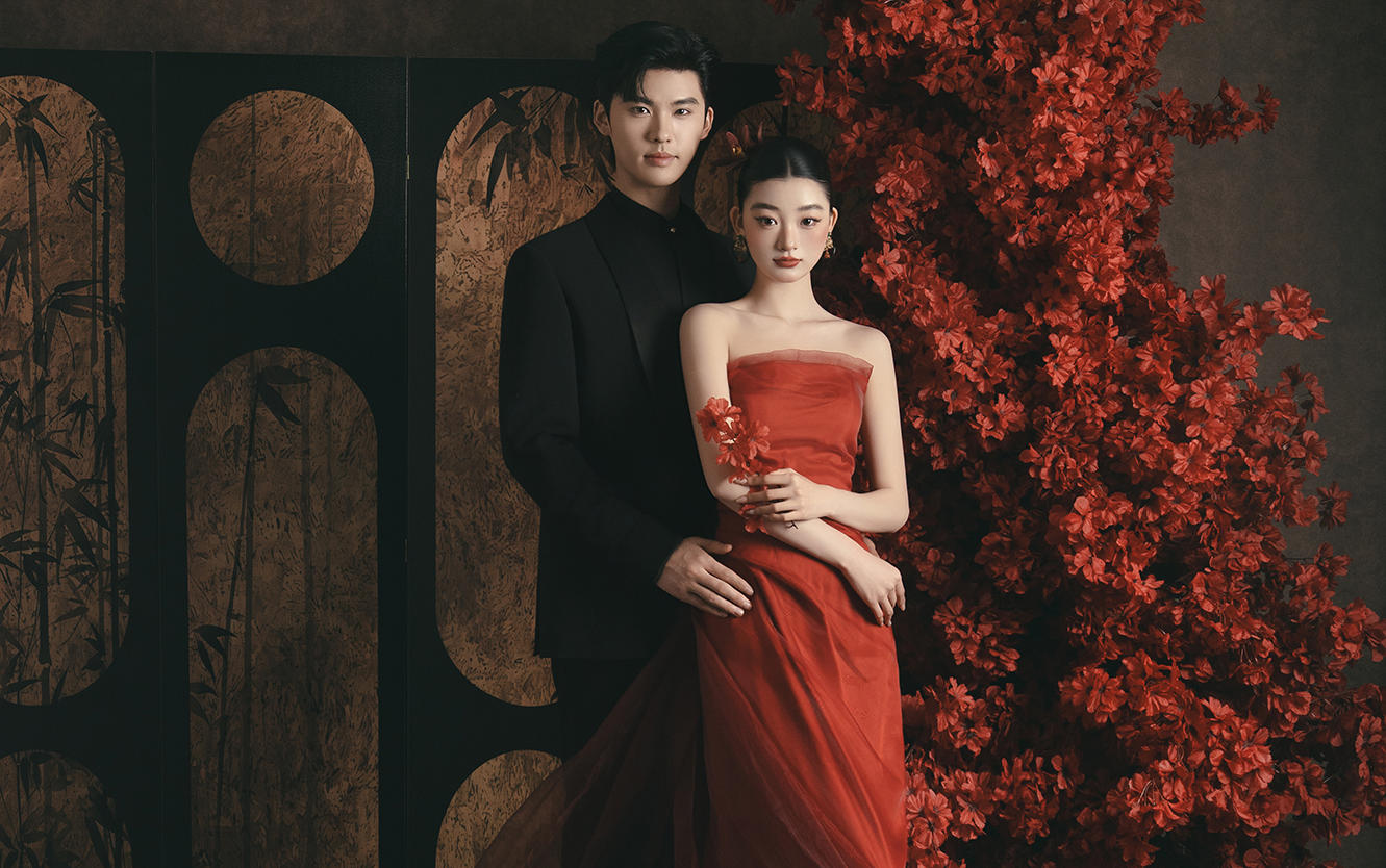 古典與現(xiàn)代的完美融合新中式婚紗照
