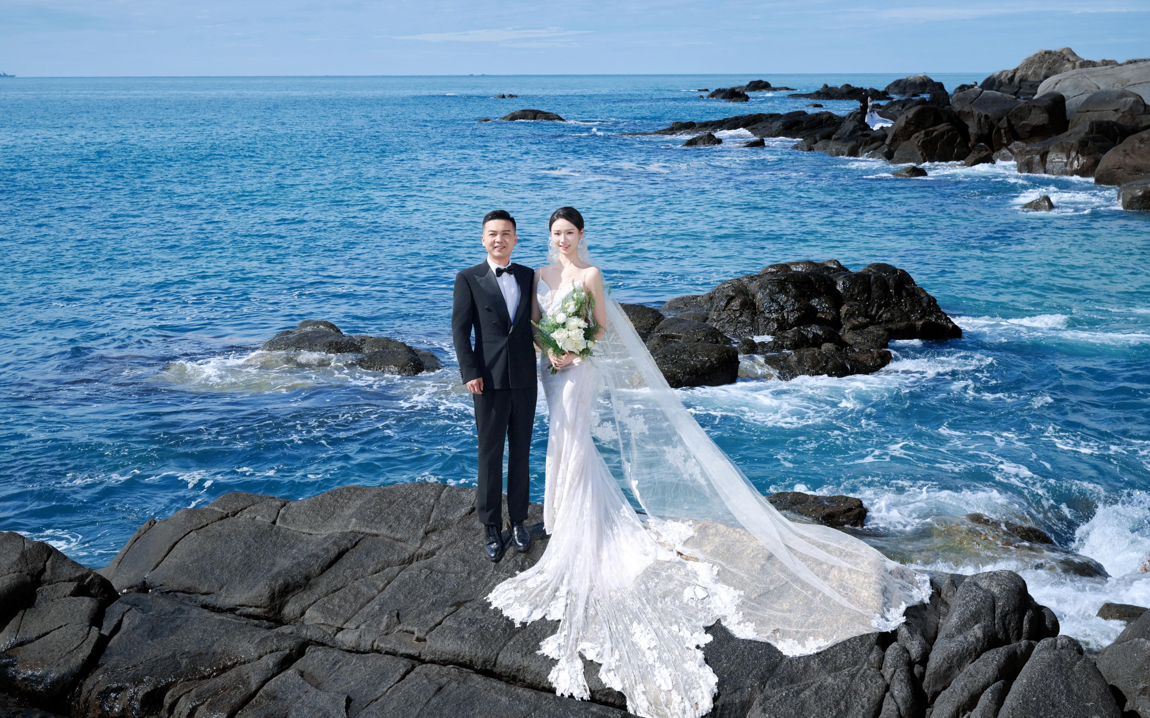 海邊婚紗照把海風(fēng)和愛意都穿在身上