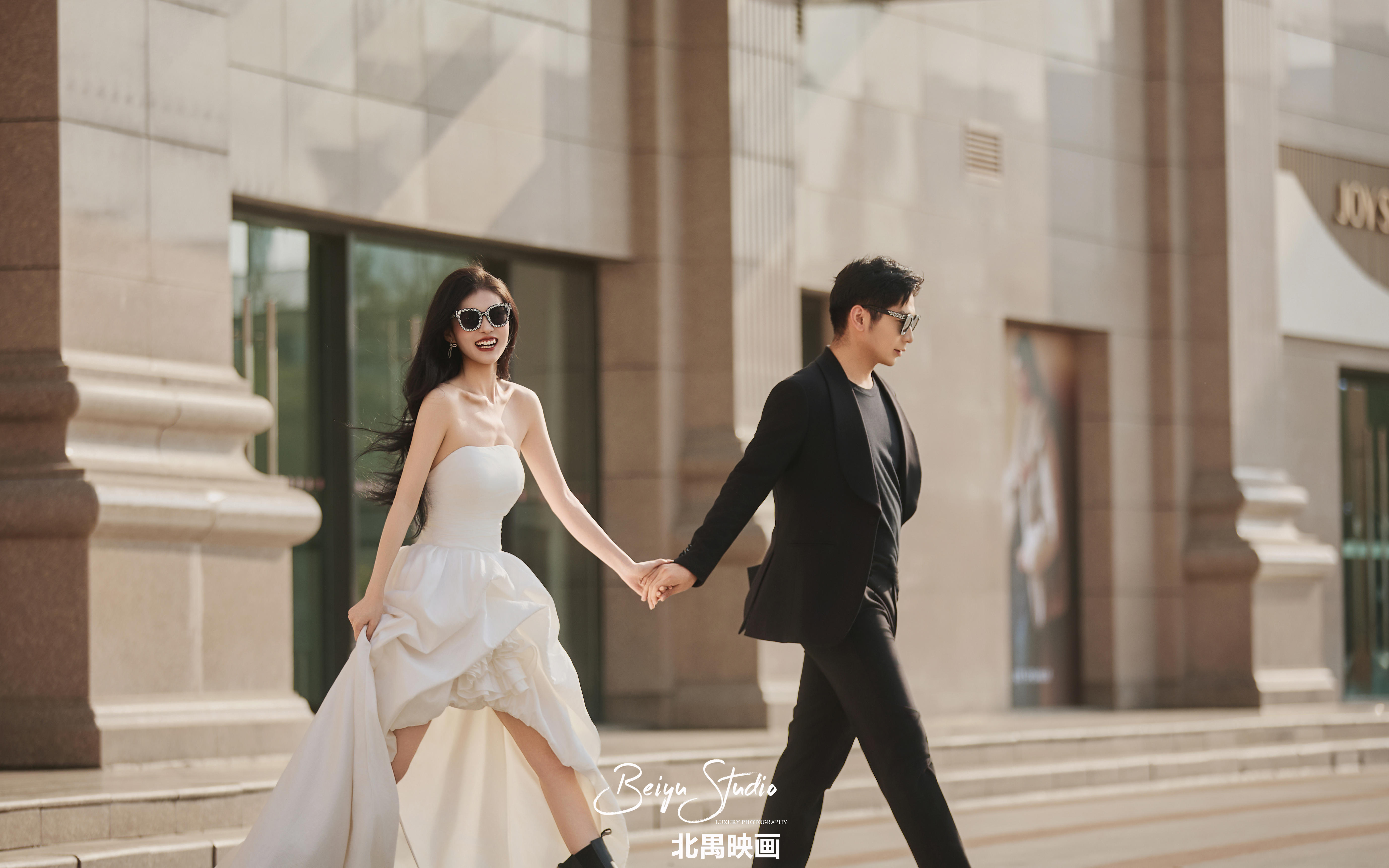 誰懂?。?！這組電影感街拍婚紗照美到犯規(guī)