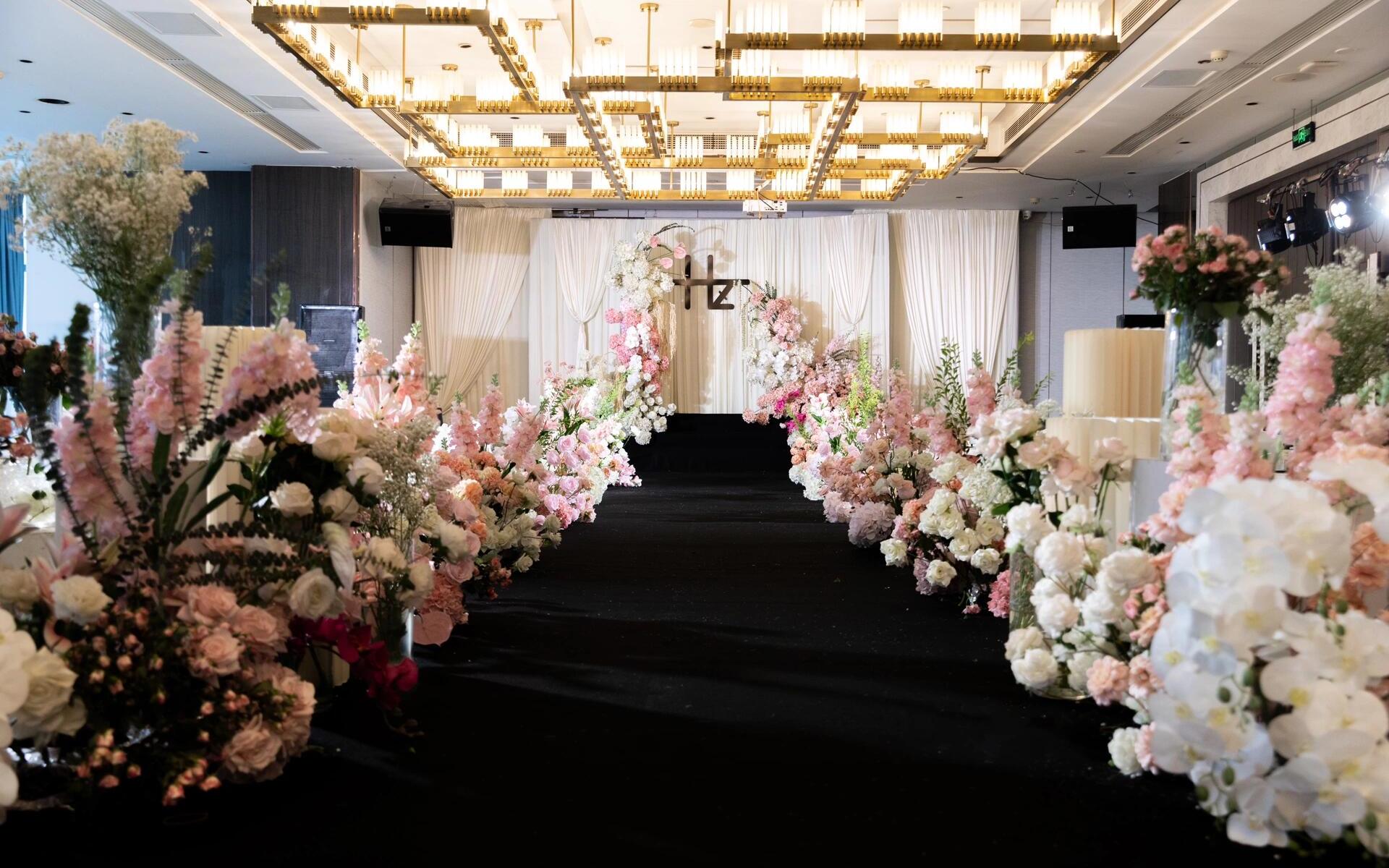 小預(yù)算也能讓你的婚禮高級(jí)起來(lái)呢 布幔與花藝的交織