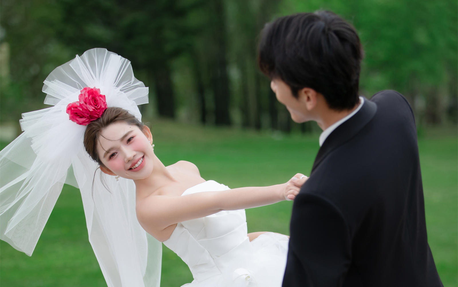 糖分超標(biāo)預(yù)警！被閨蜜狂問的少女感草坪婚紗照太絕了
