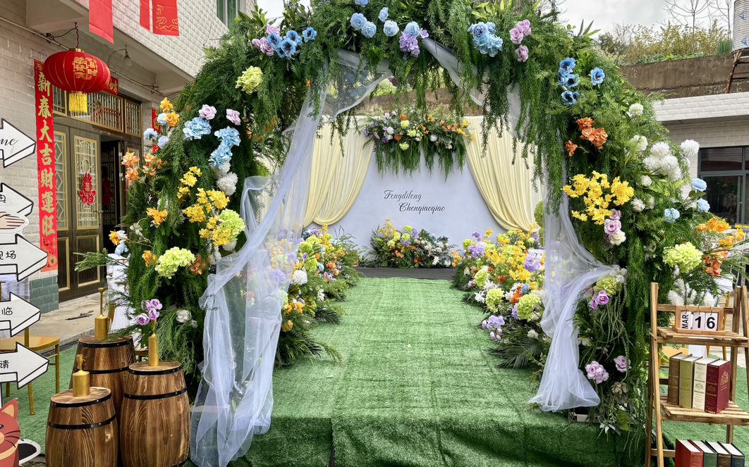 绿意草坪间，浪漫婚礼启幕