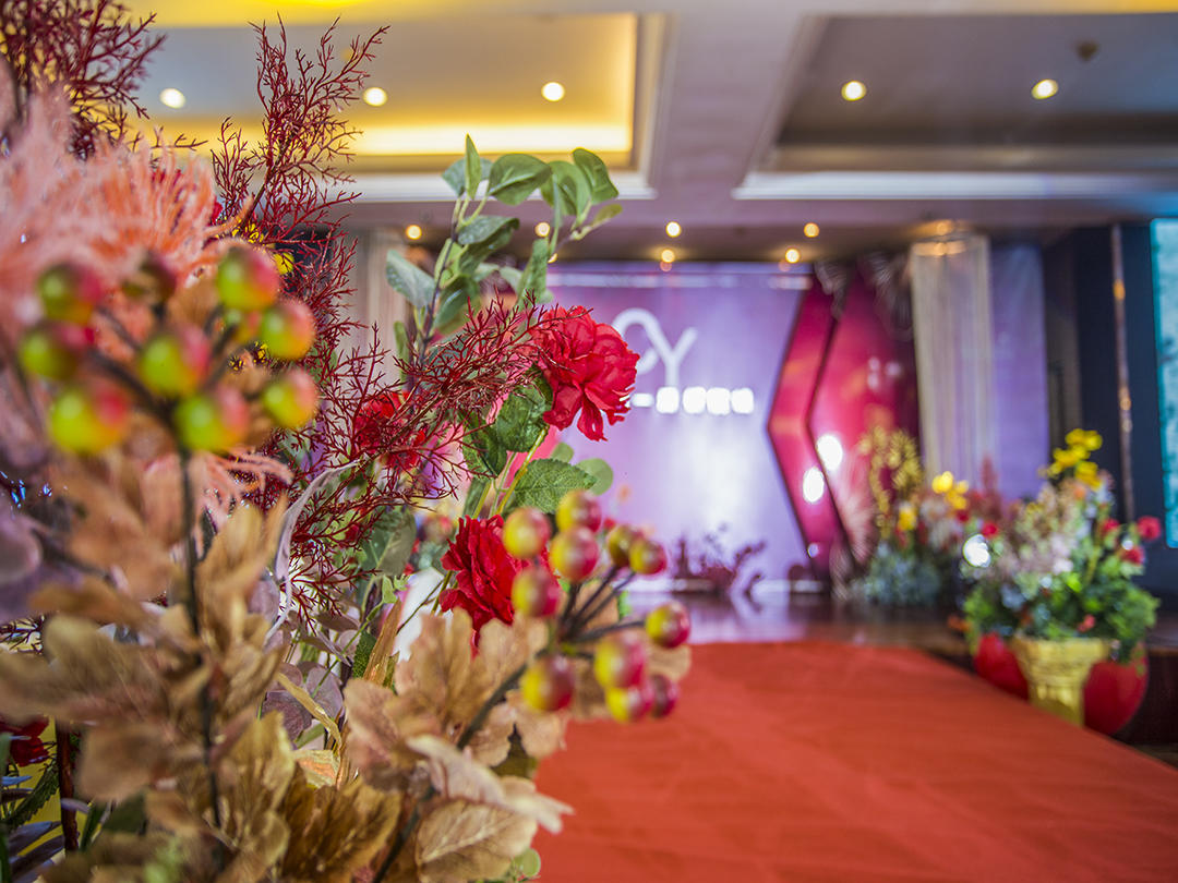 酒红色配金色高端大气新中式