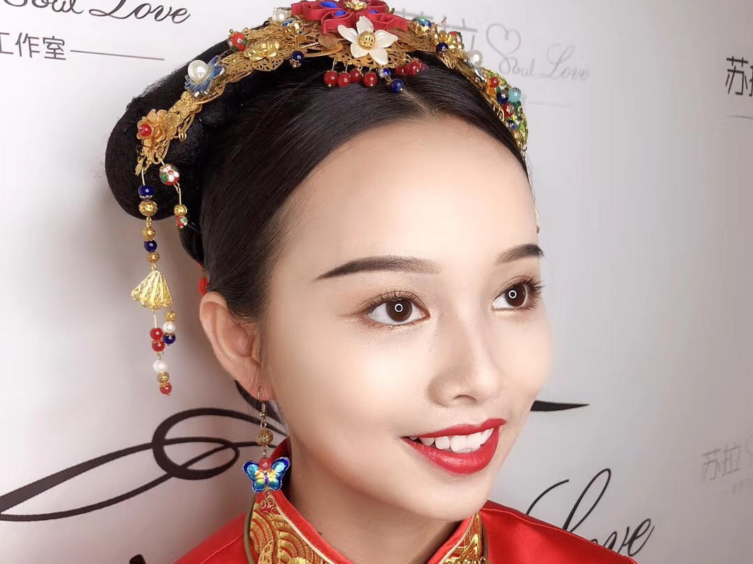 苏拉婚纱【总监档市内跟妆＋伴娘服2套＋妈妈妆1个