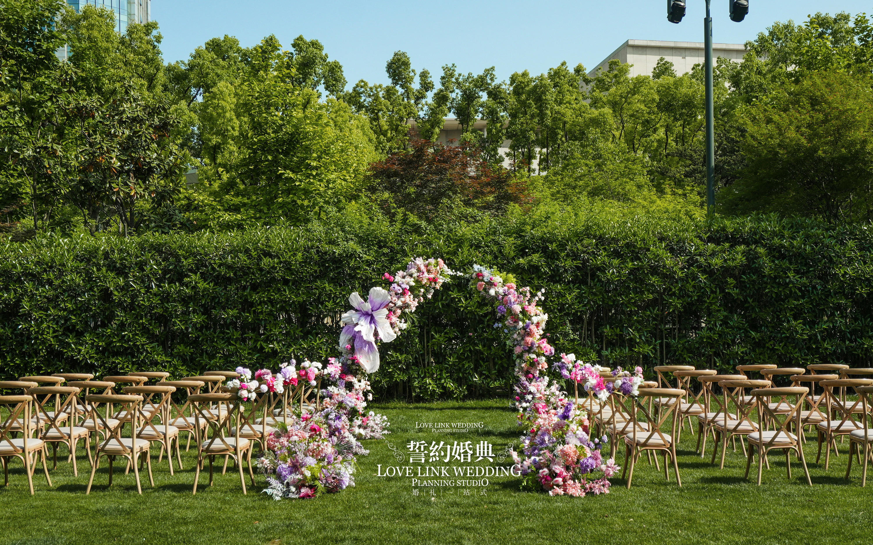 粉紫色-20250502东湖宾馆草坪婚礼