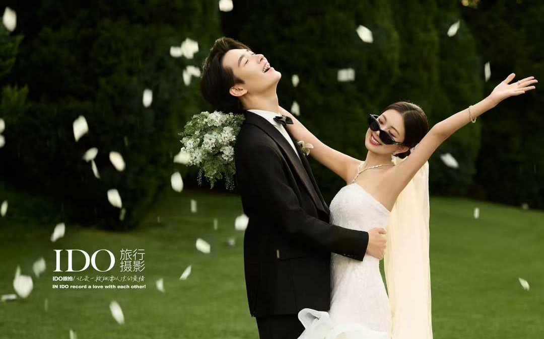 墨鏡一戴，解鎖甜酷婚紗照