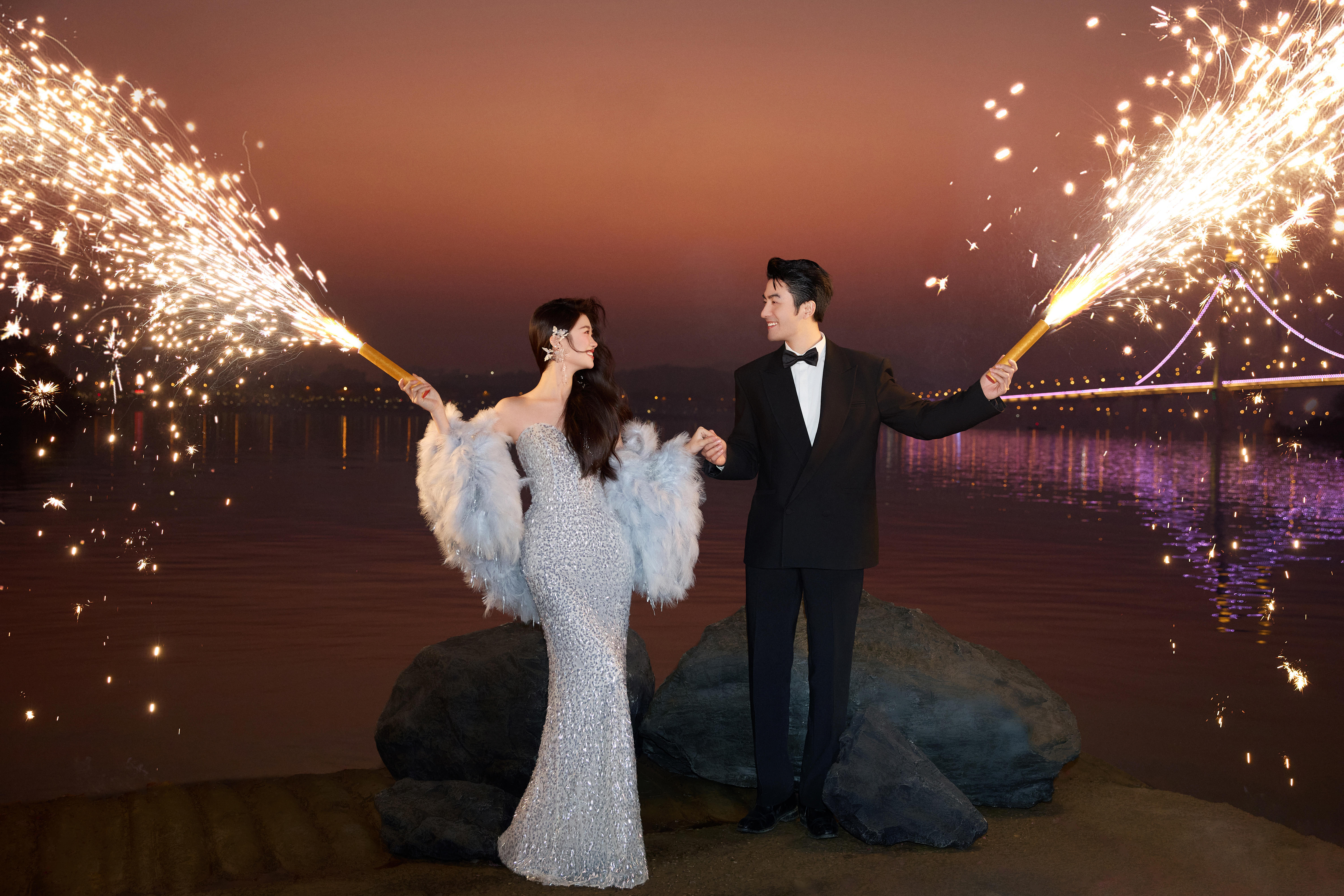 夜幕下的璀璨，我们的浪漫婚纱照