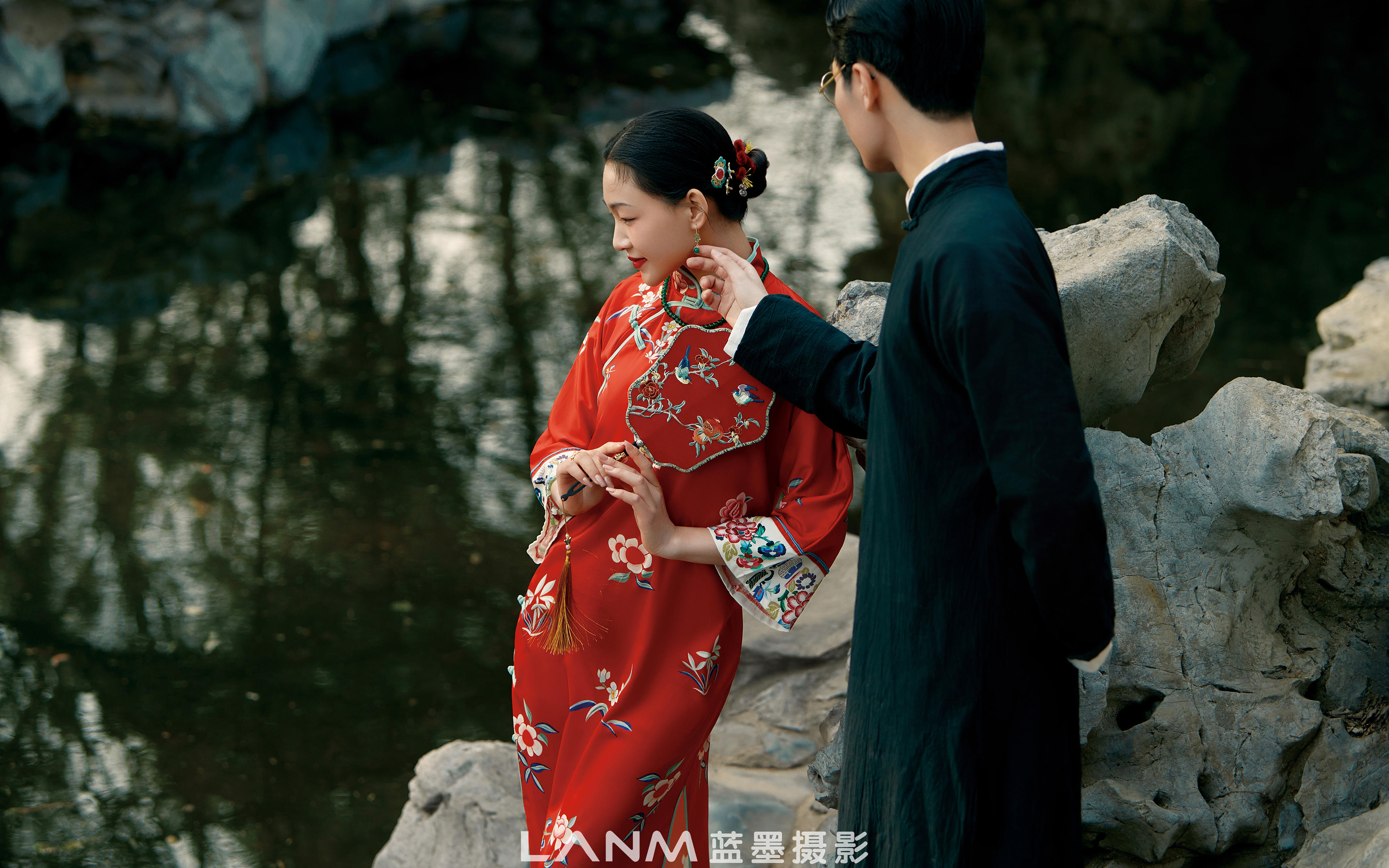 東方韻味氣質(zhì)婉約紅色旗袍園林婚紗照