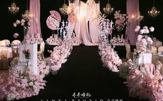 《馥郁繁花》仅少女可见的粉色布幔婚礼