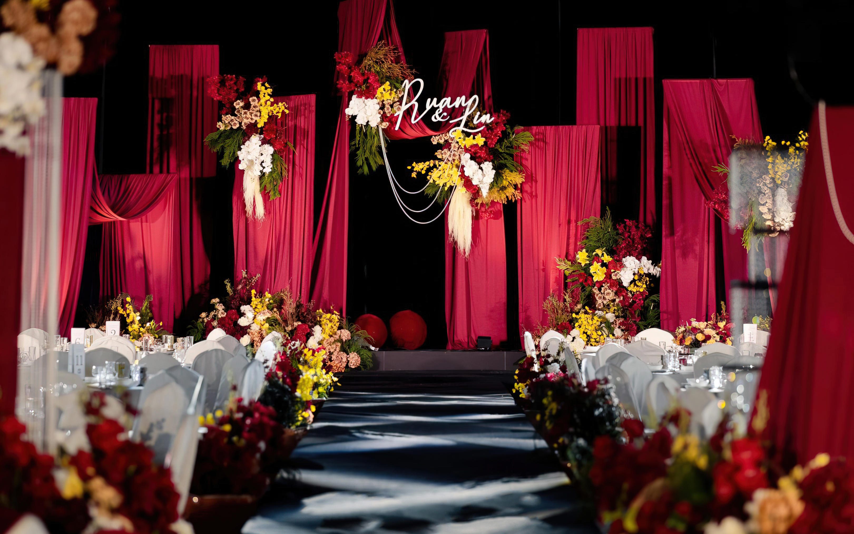 誰(shuí)能拒絕一場(chǎng)紅金劇院風(fēng)婚禮的復(fù)古浪漫啊