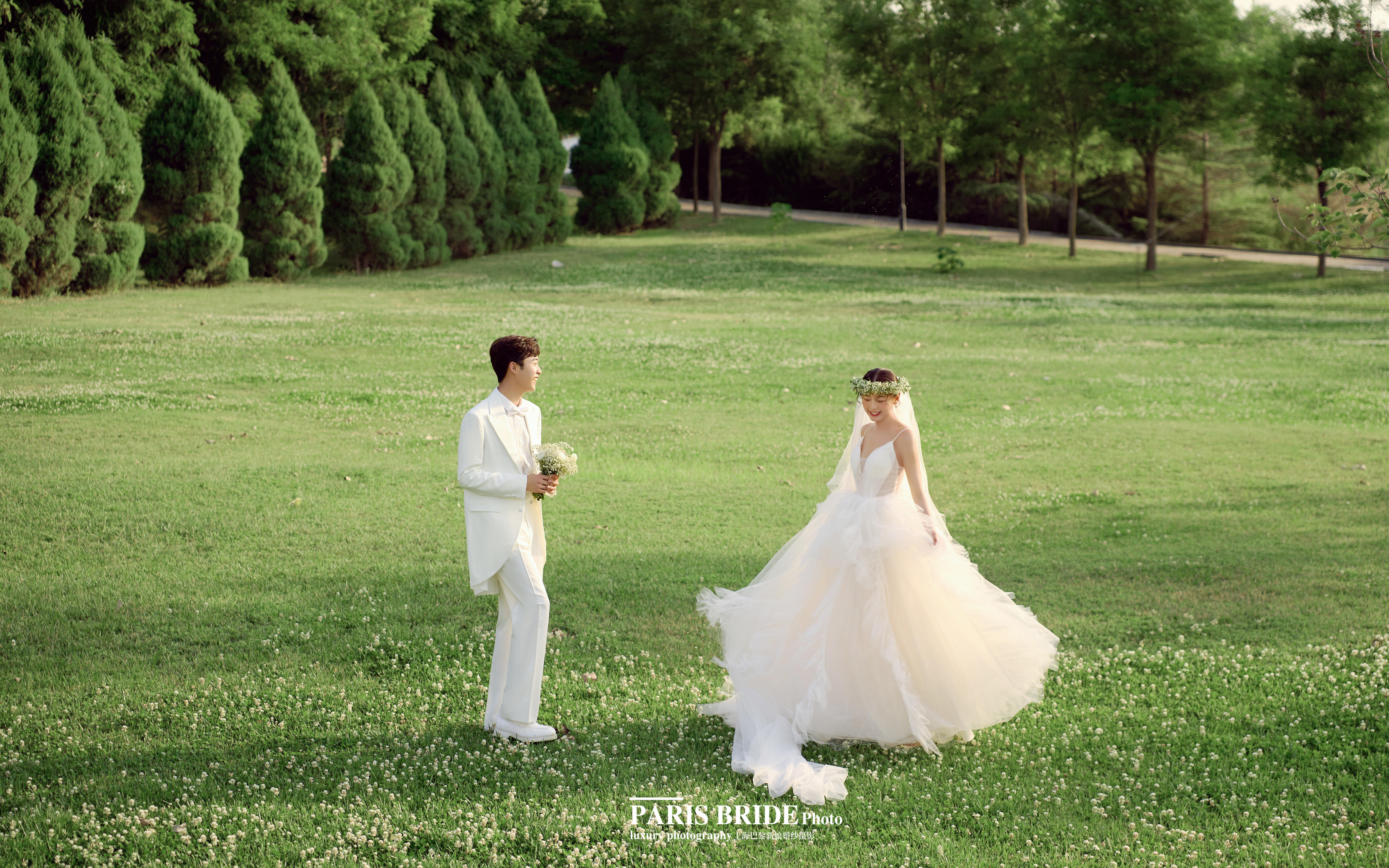 适合夏天拍的草坪婚纱照 朋友们都说拍的很美