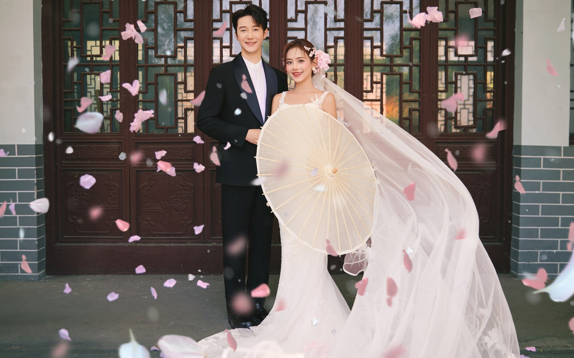 谁懂啊！这套新中式🌸粉色花瓣雨婚纱照