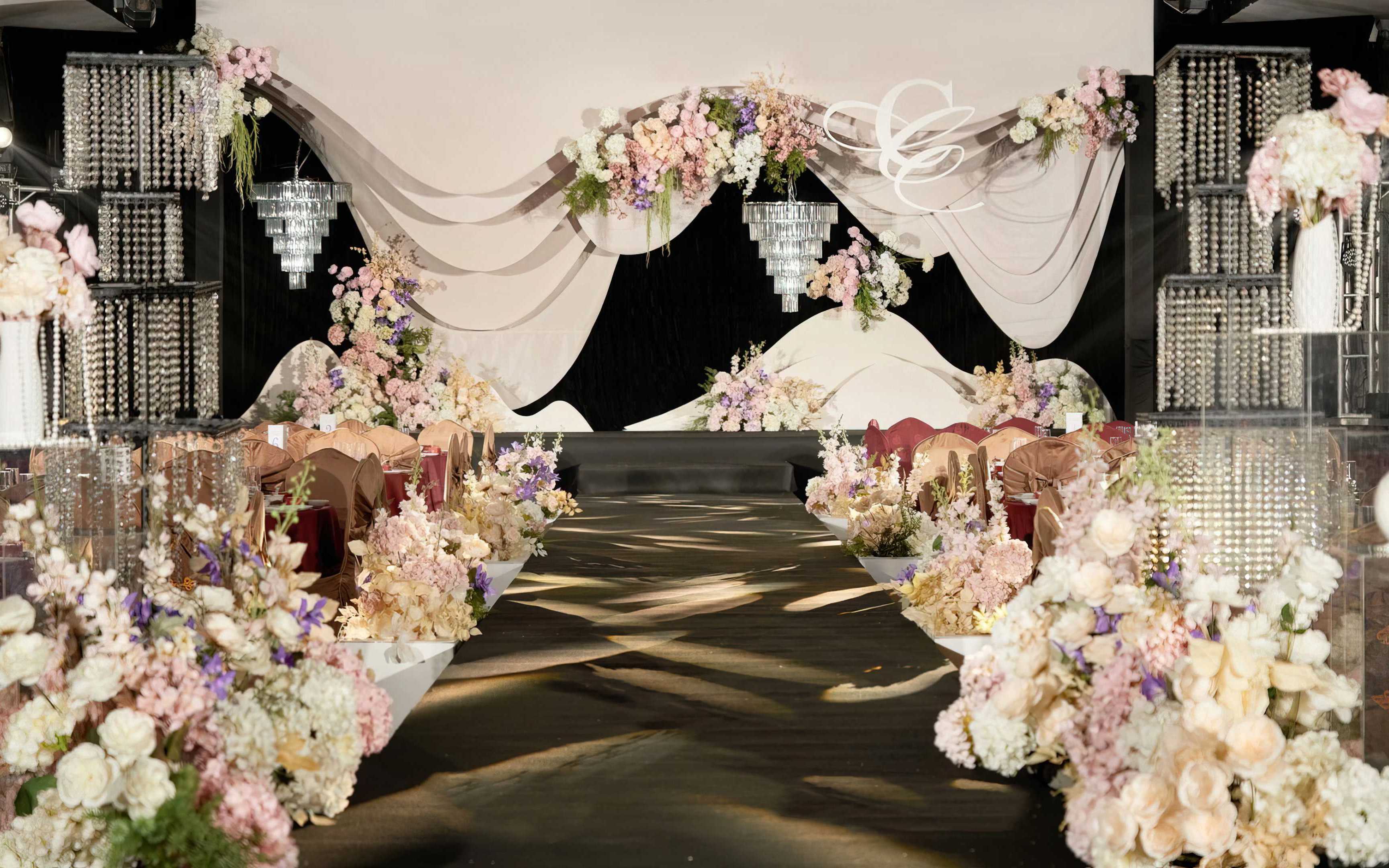 低飽和香檳粉邂逅通透水晶，溫潤(rùn)與澄澈自然交融