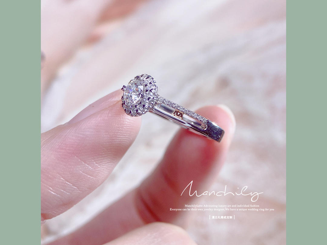 夏菡 | 夏日新款围镶字母18k金结婚求婚钻戒