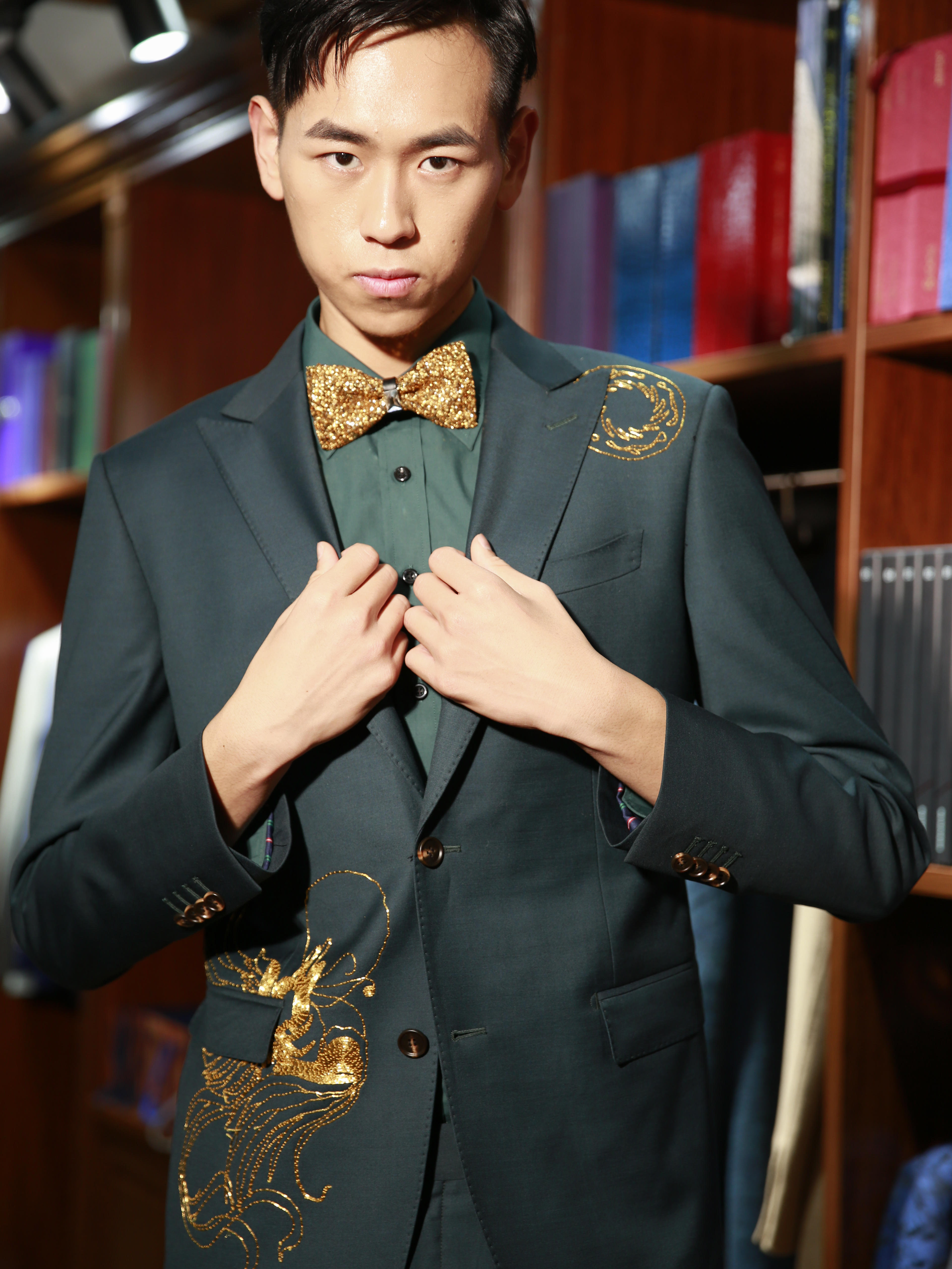 【2020时尚】墨绿色盘金绣