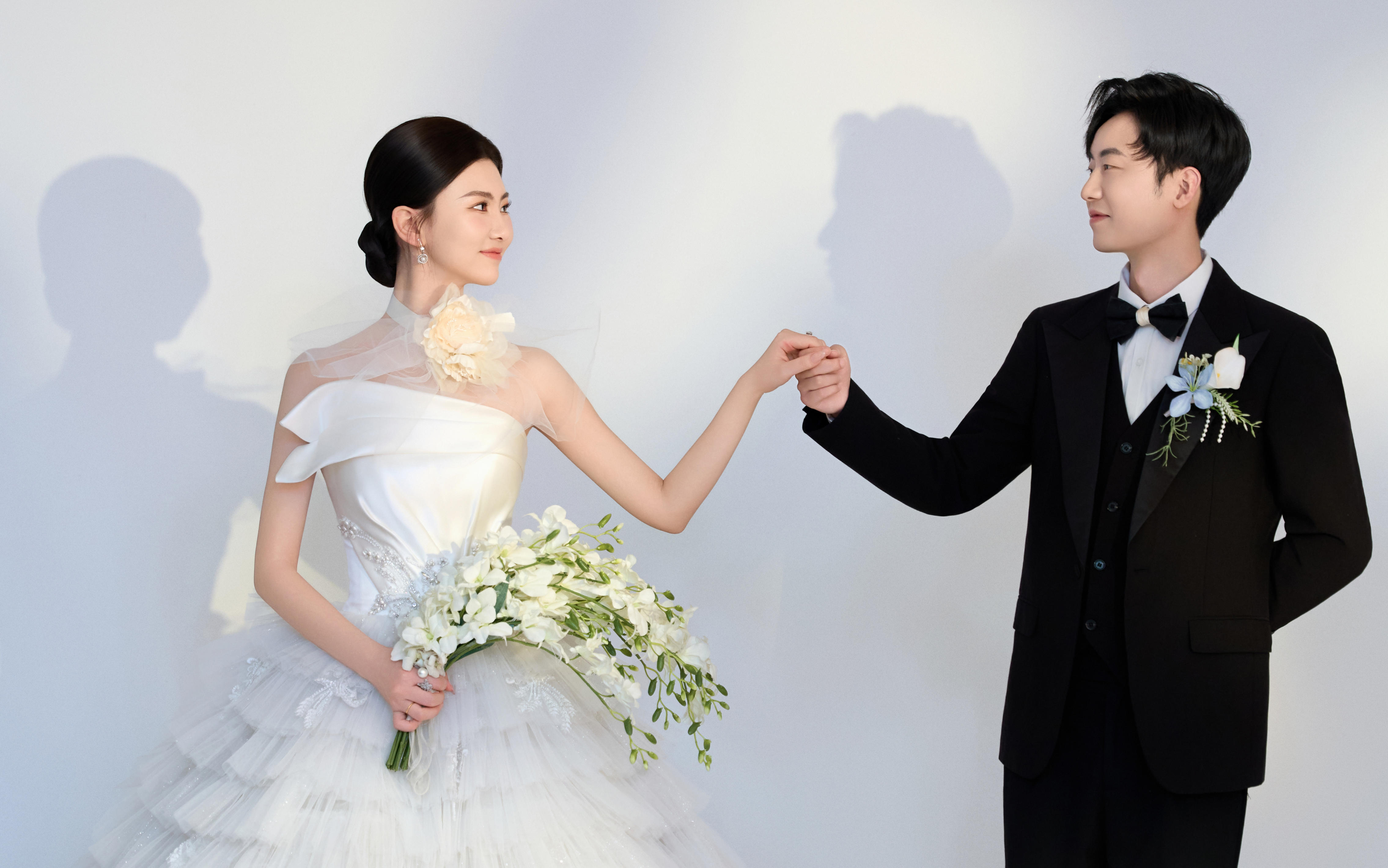 【客片欣赏】光影主纱婚纱照 简约时尚氛围感拉满