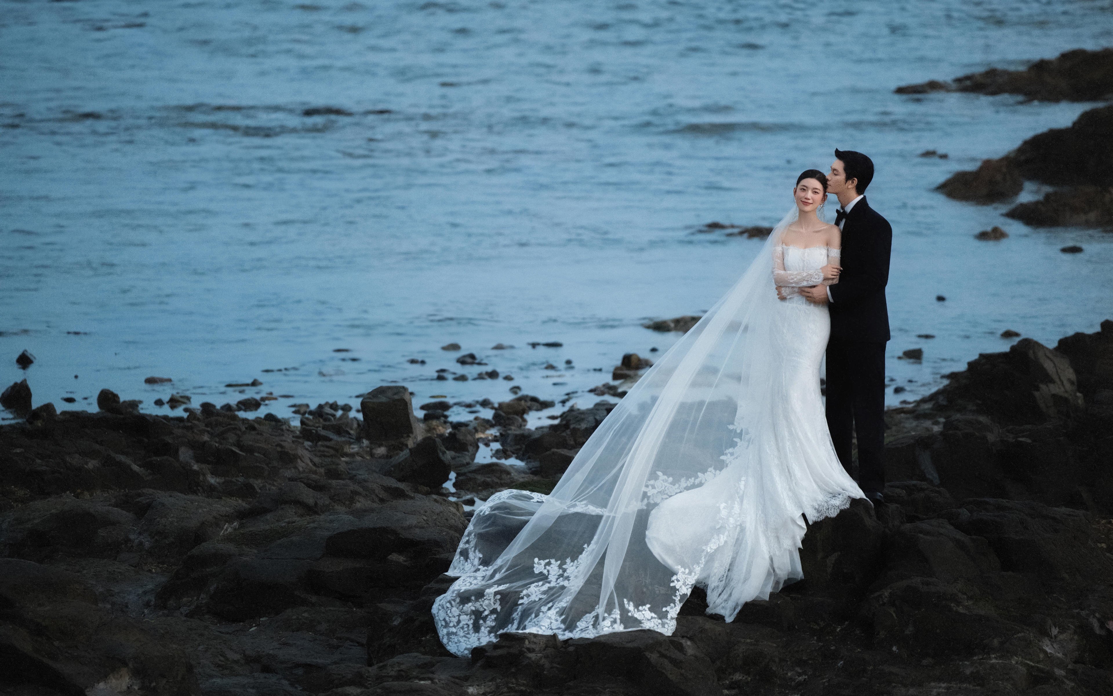礁石邊的浪漫誓言，海風(fēng)中編織愛(ài)的婚紗照