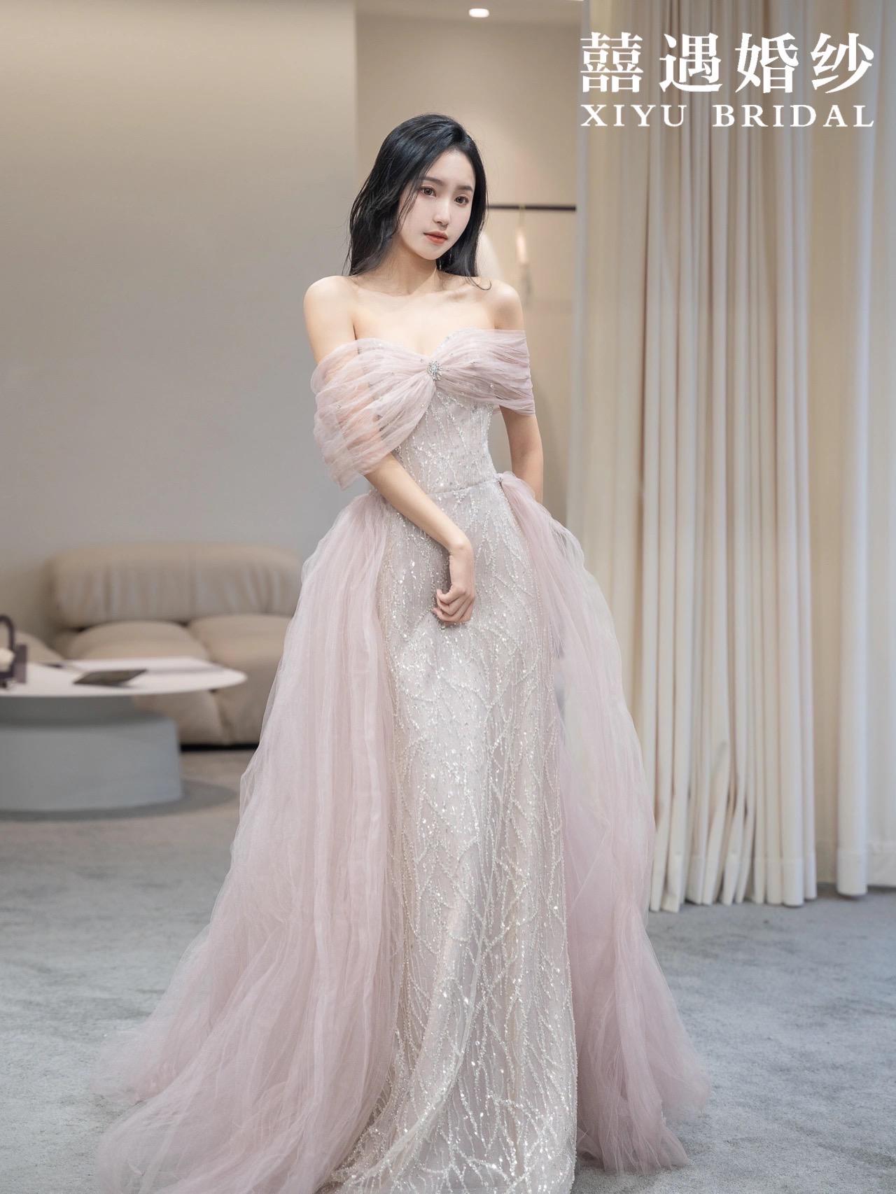 【人气订婚套系】设计师款礼服+精致订婚妆