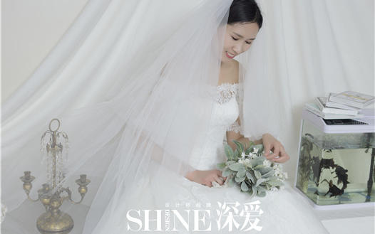 爱情就像沙漏 上面是光阴 下面便是爱情 填满所有