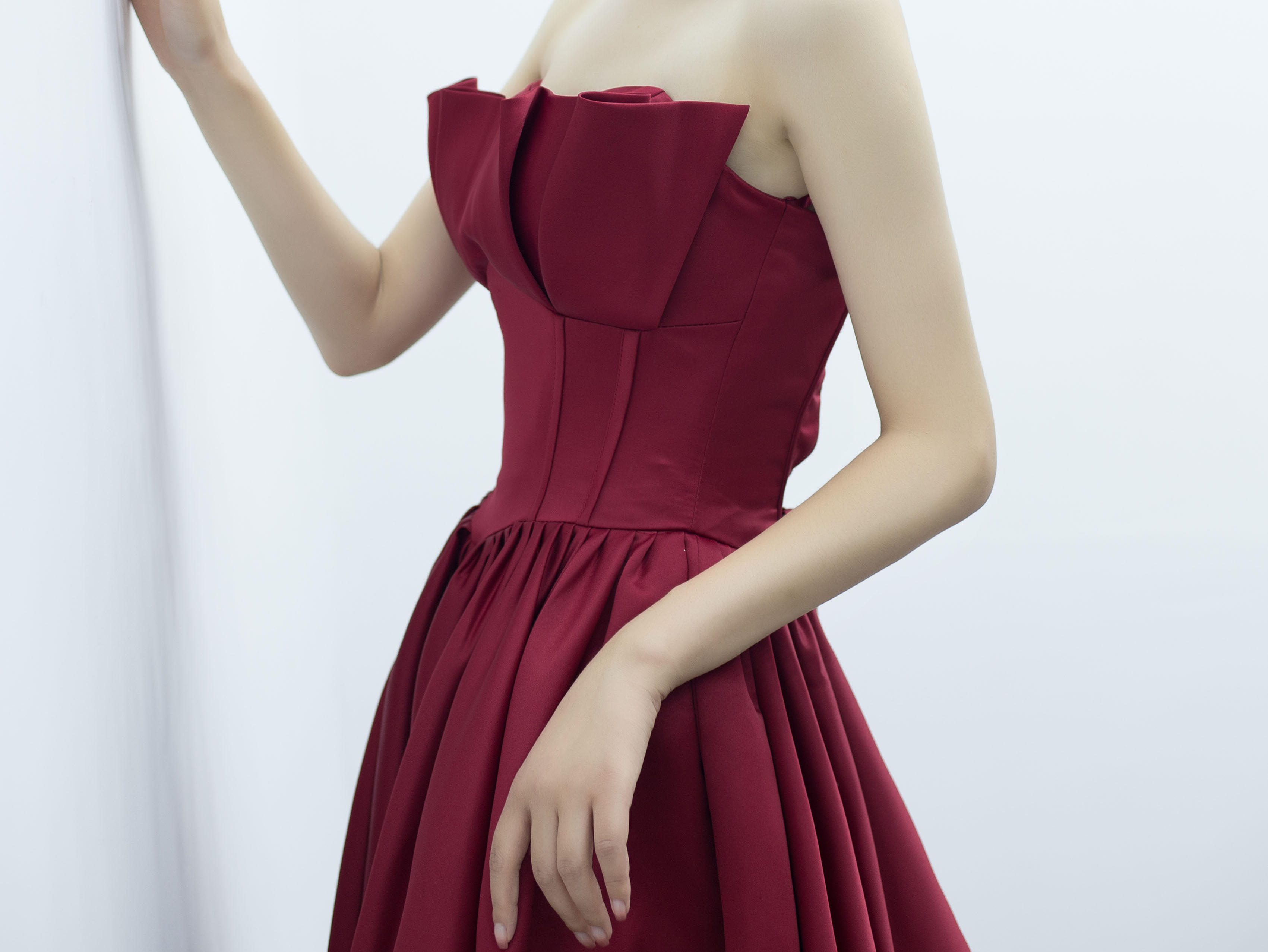 充满着蕾丝点缀的鱼尾婚纱，毫不刻意地展现身材。