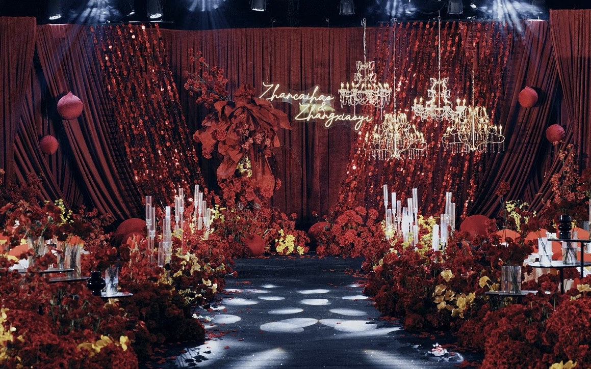 《紅絲絨》垂落如瀑的紅幕布綴亮片片婚禮布置