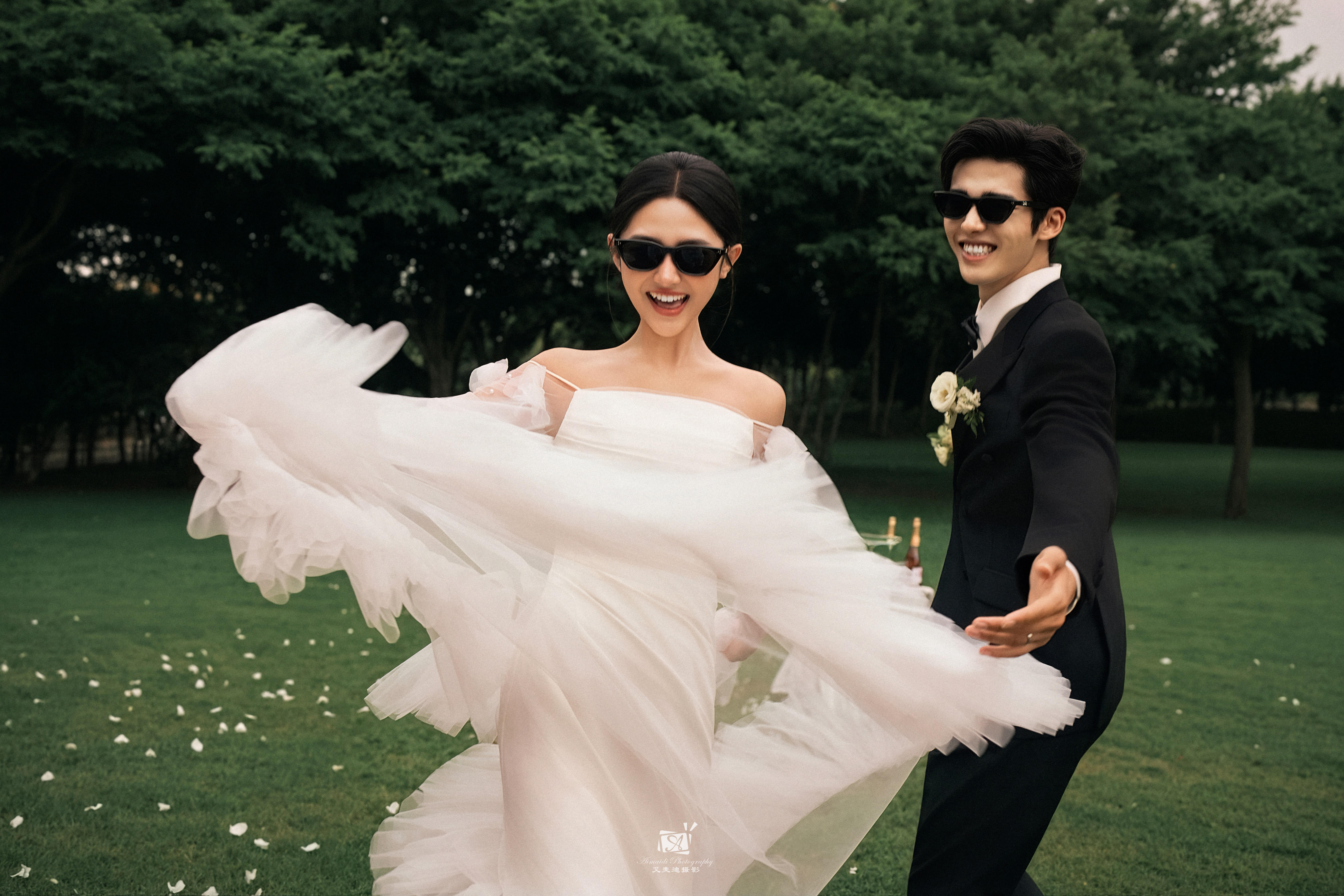 超出片的草坪婚紗照