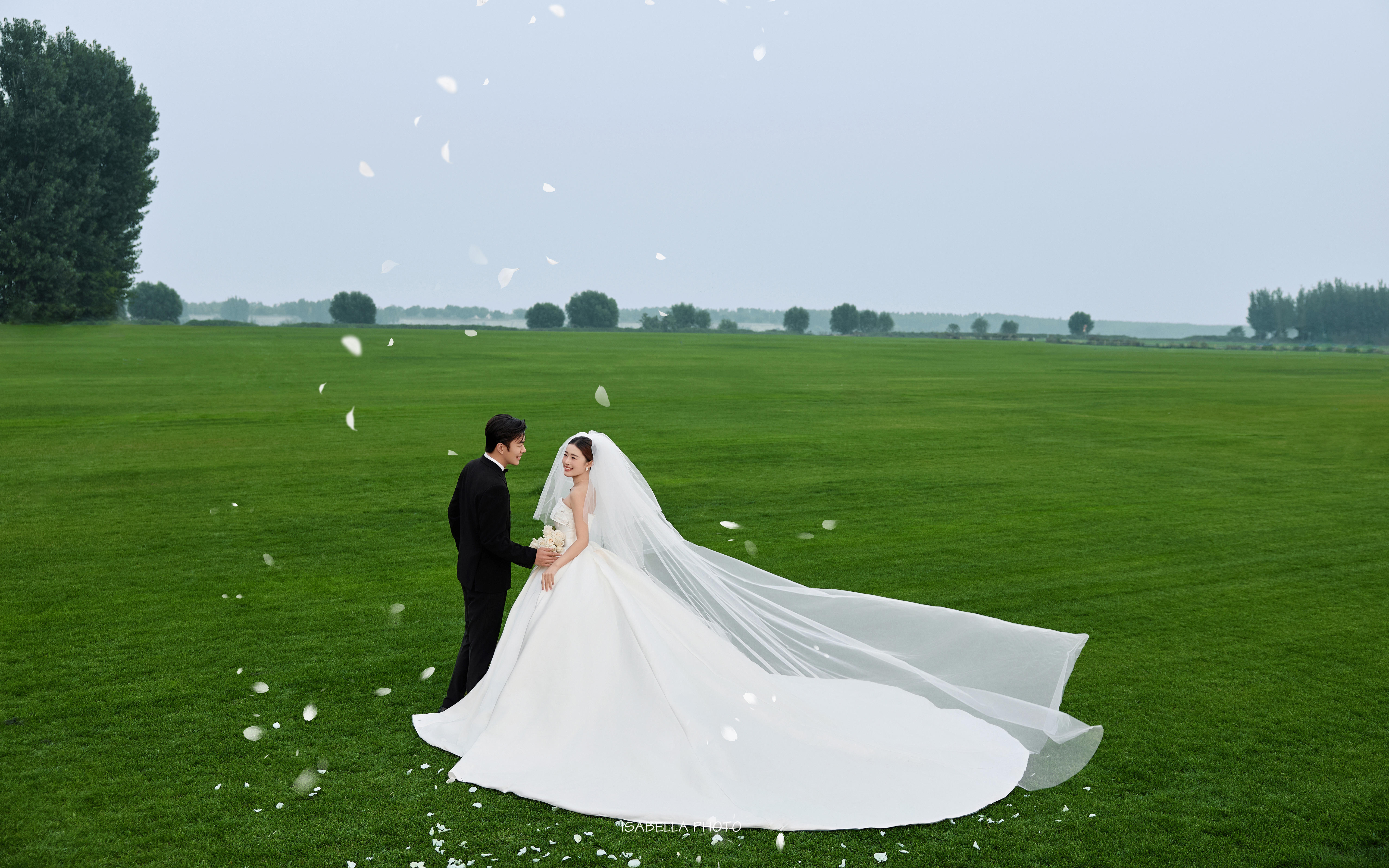 這個(gè)七夕森系草坪婚紗照浪漫開拍了