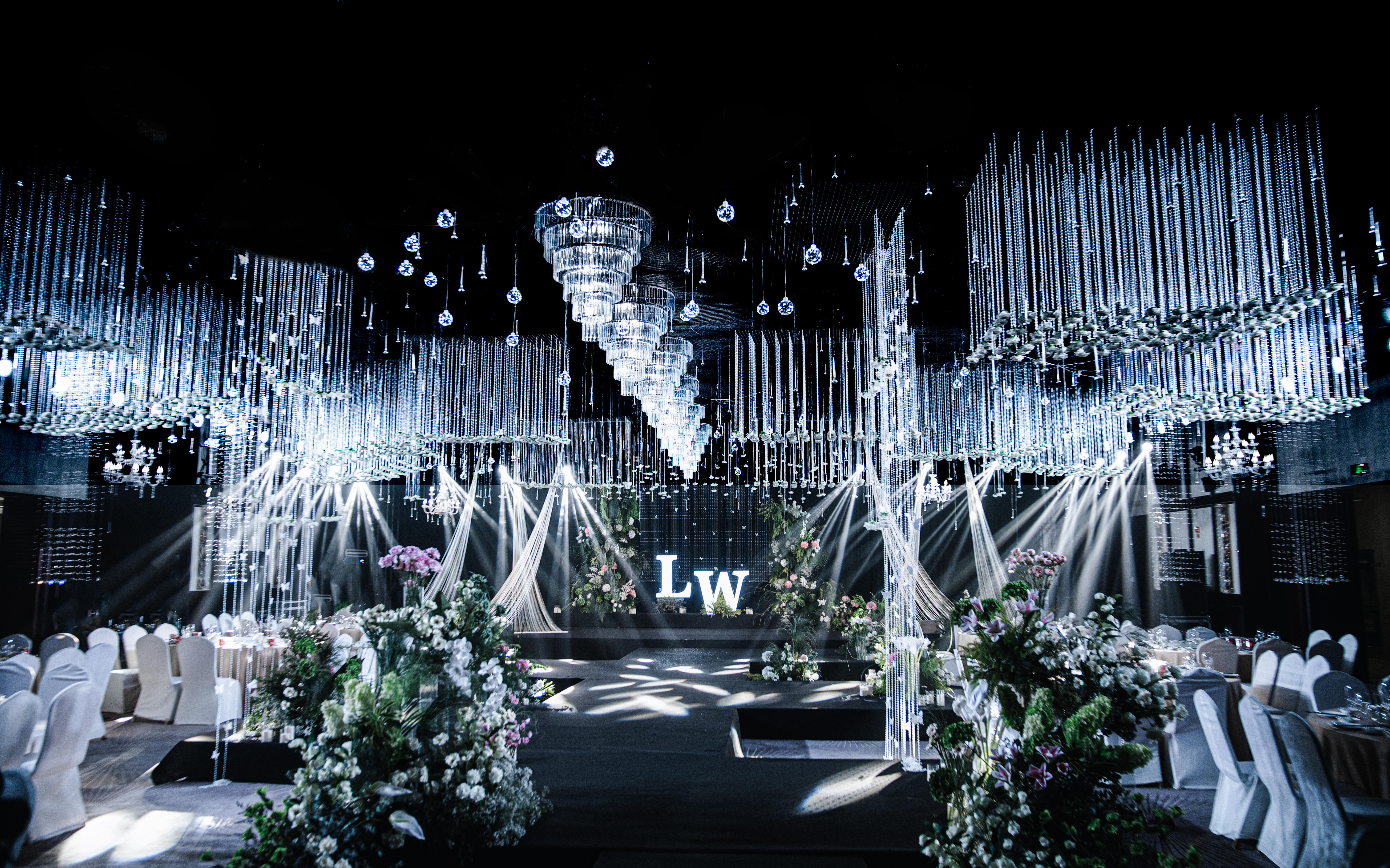 沉浸在闪耀的光影里做永远不被定义的婚礼